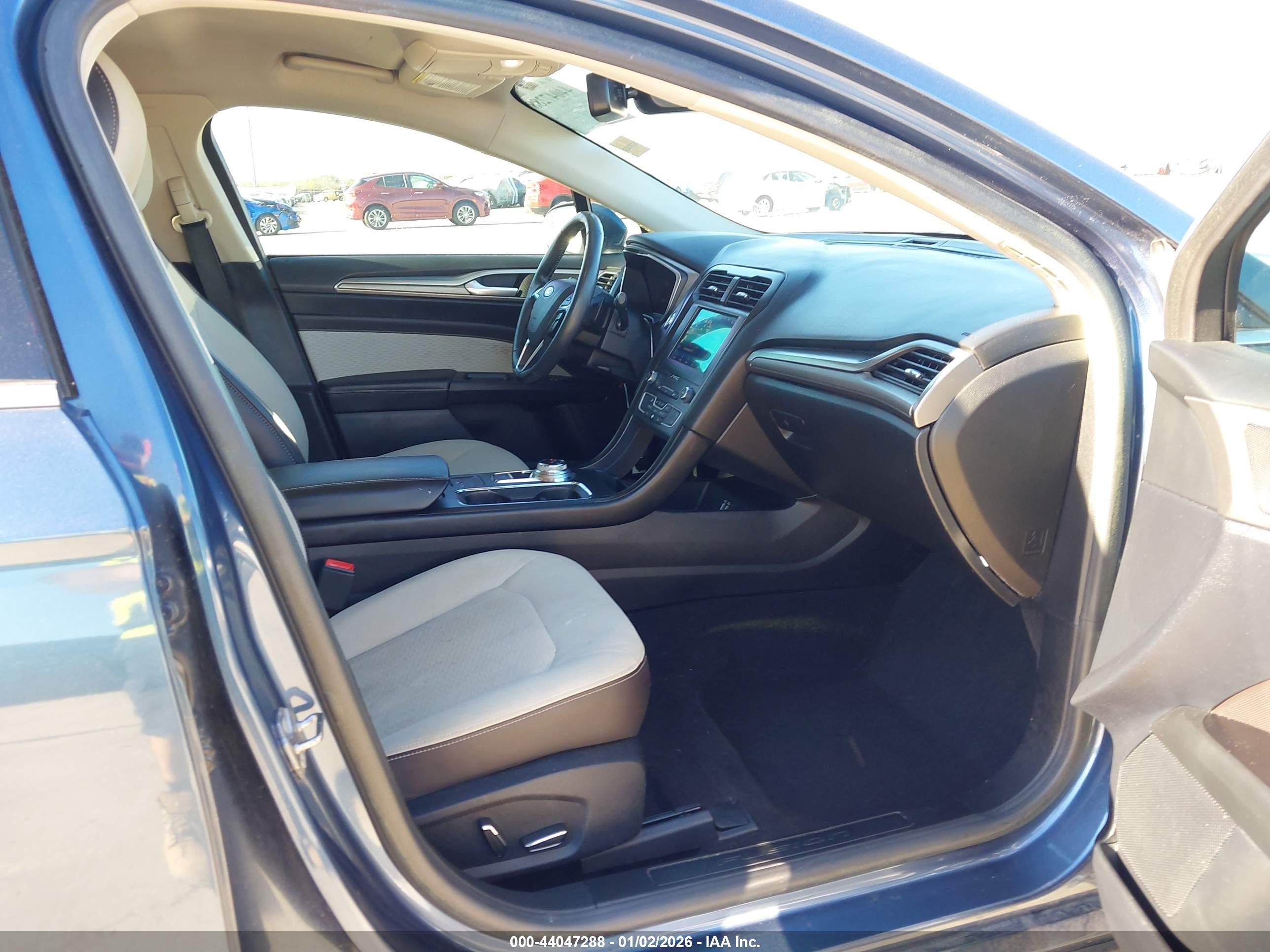 FORD FUSION image 5