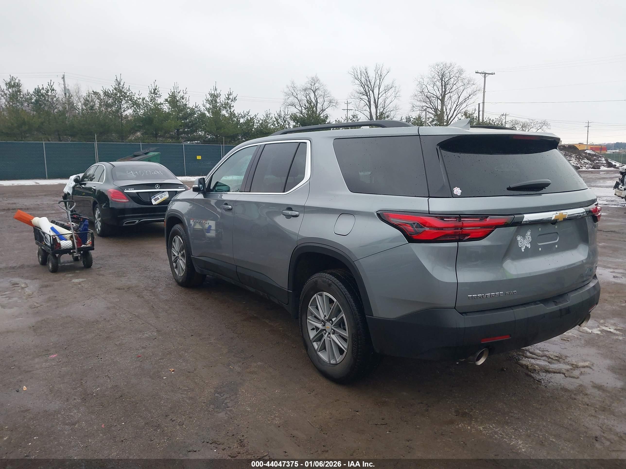 CHEVROLET TRAVERSE image 3