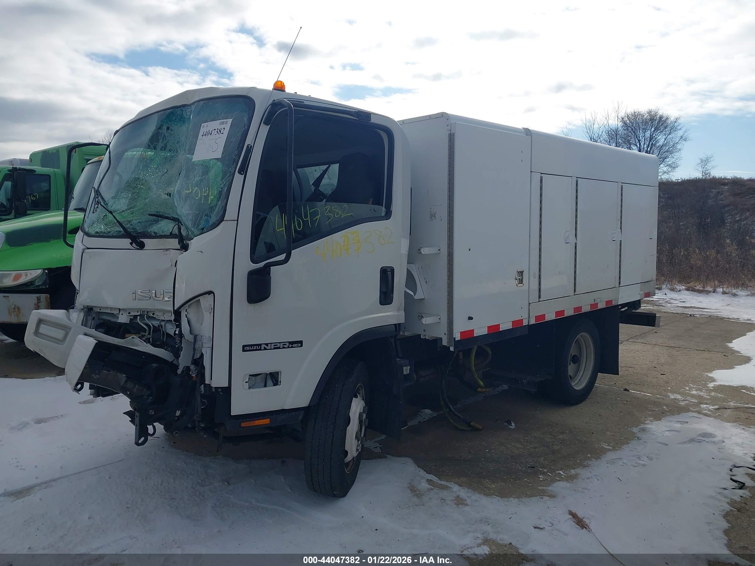 ISUZU NPR image 2