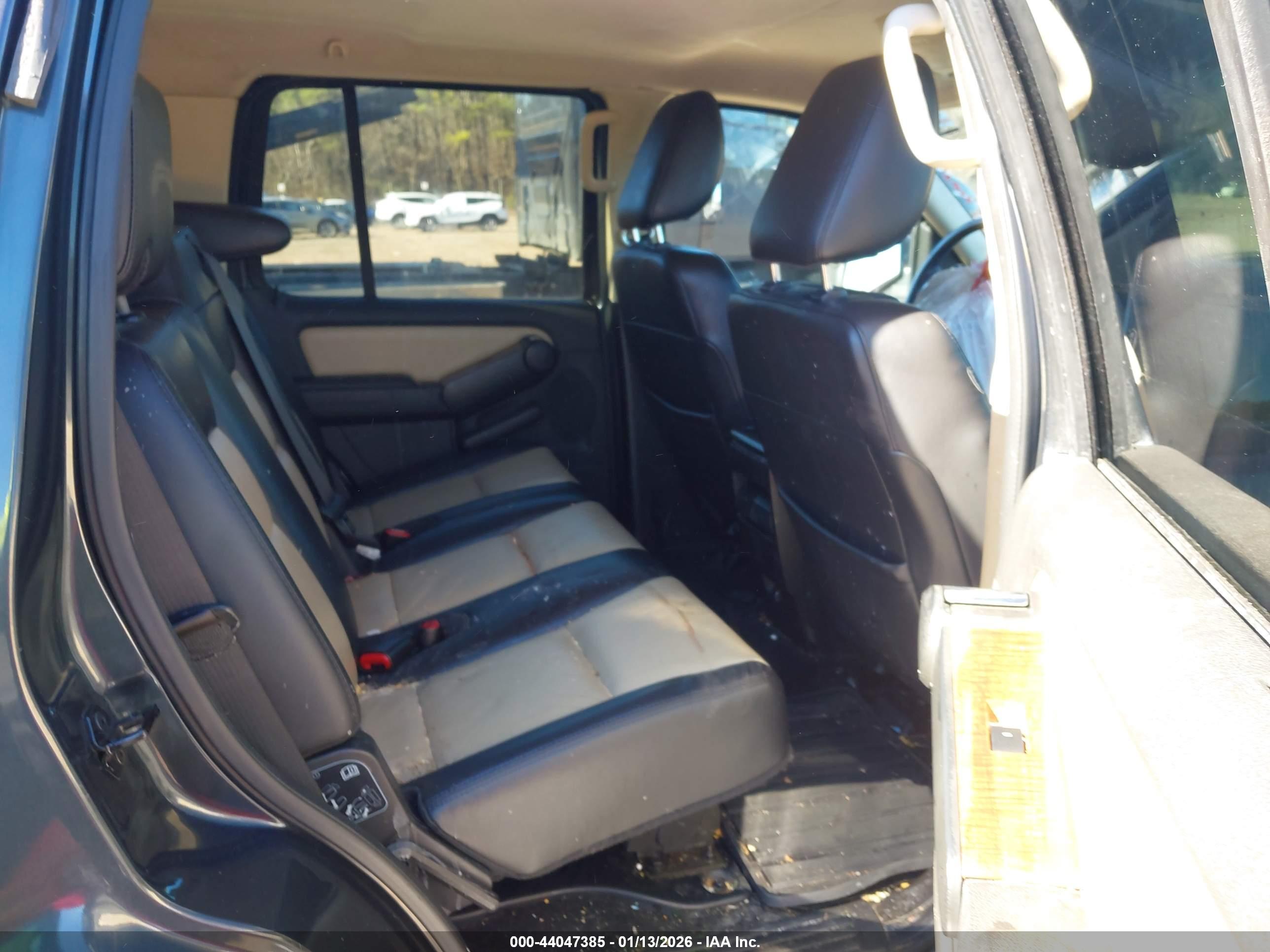 FORD EXPLORER image 8