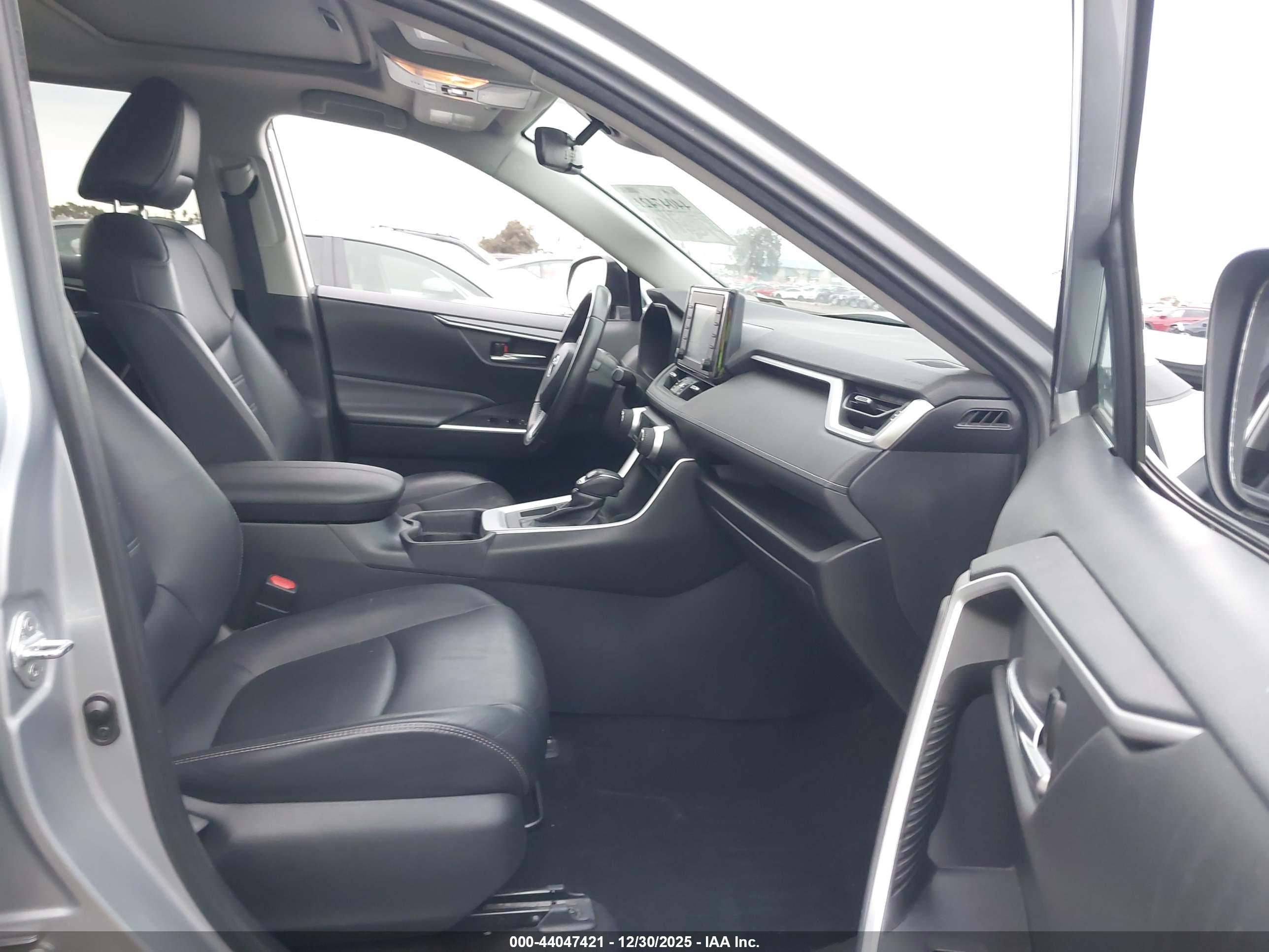 TOYOTA RAV4 image 5