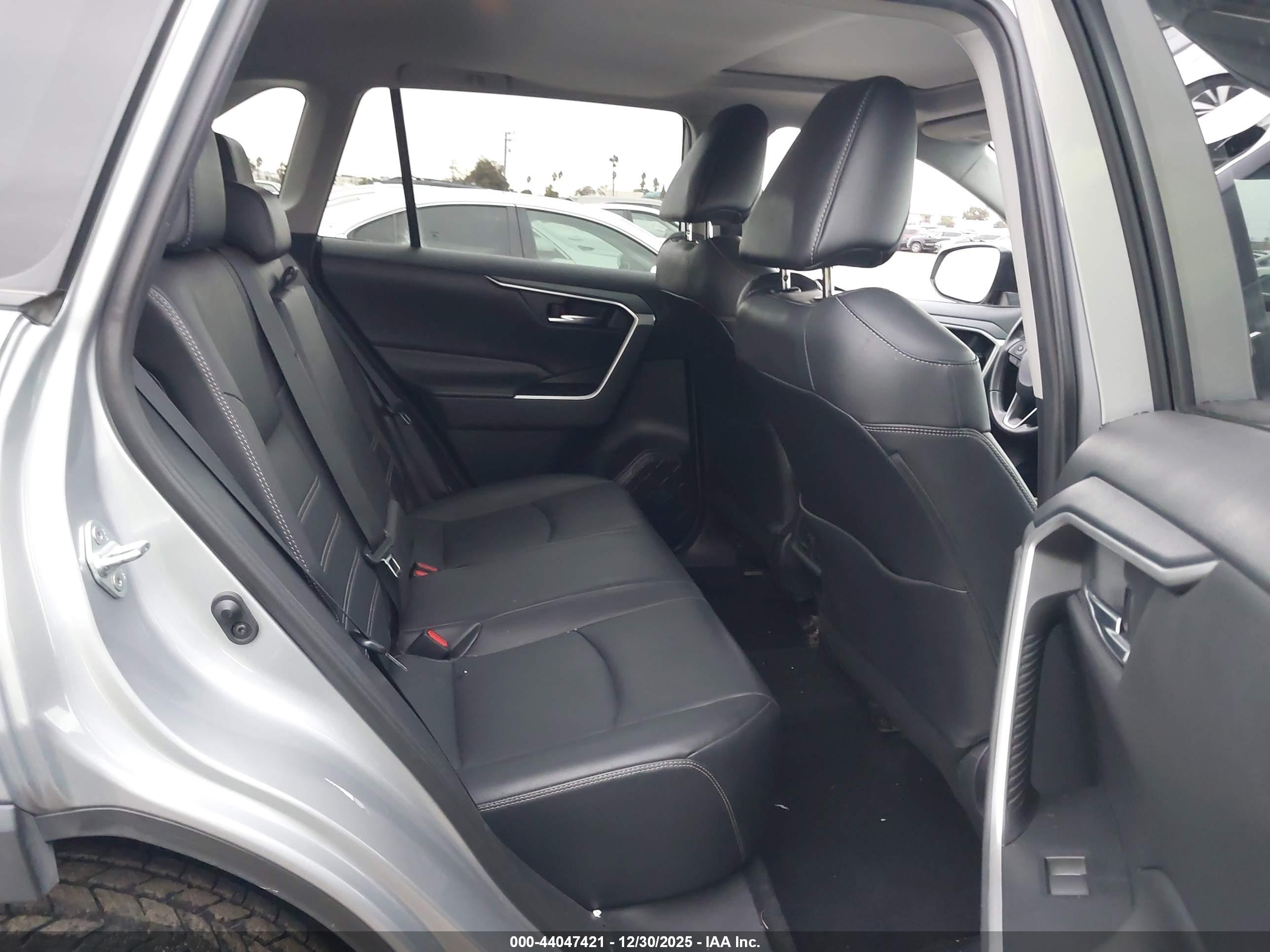 TOYOTA RAV4 image 8