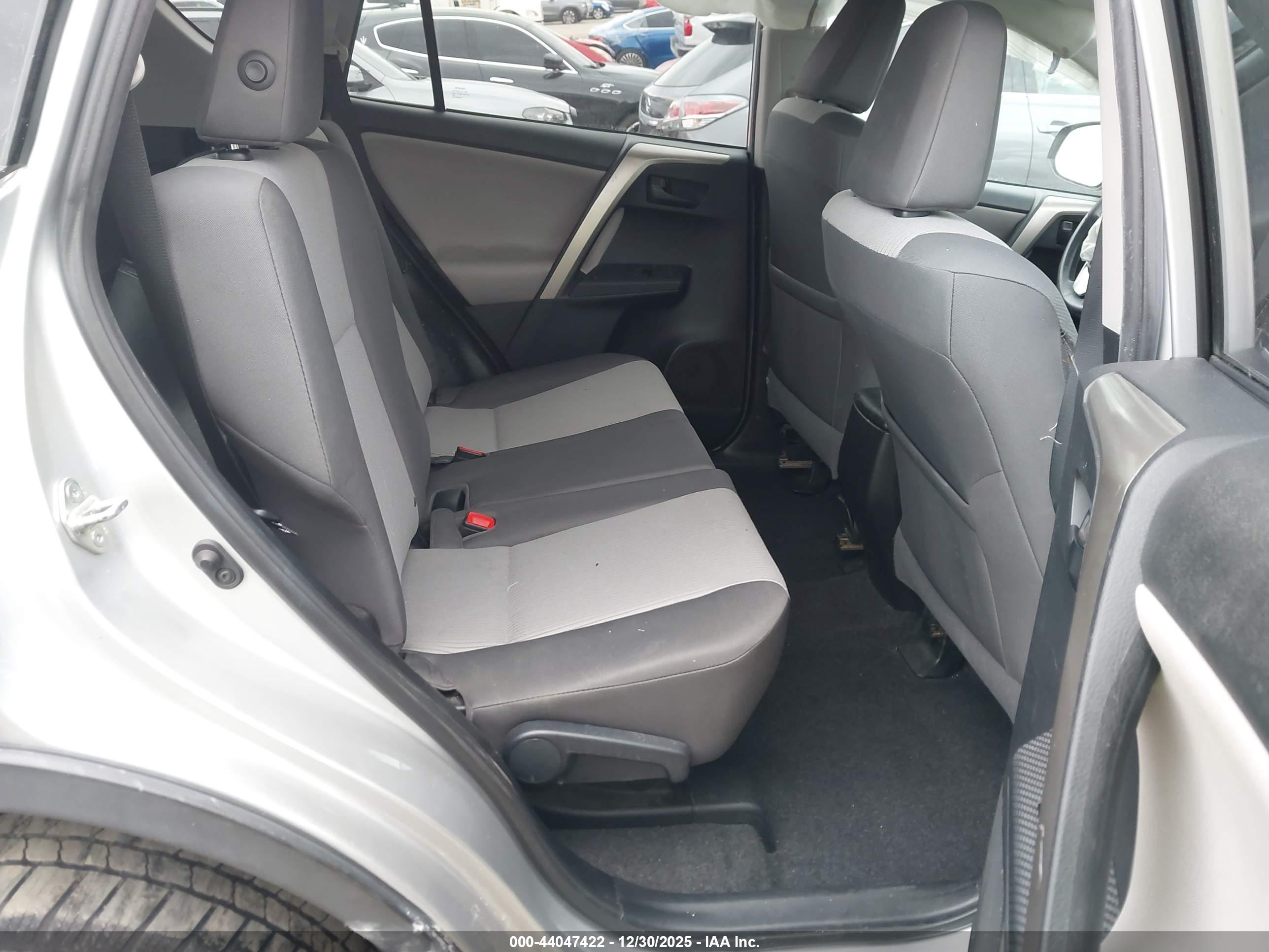 TOYOTA RAV4 image 8