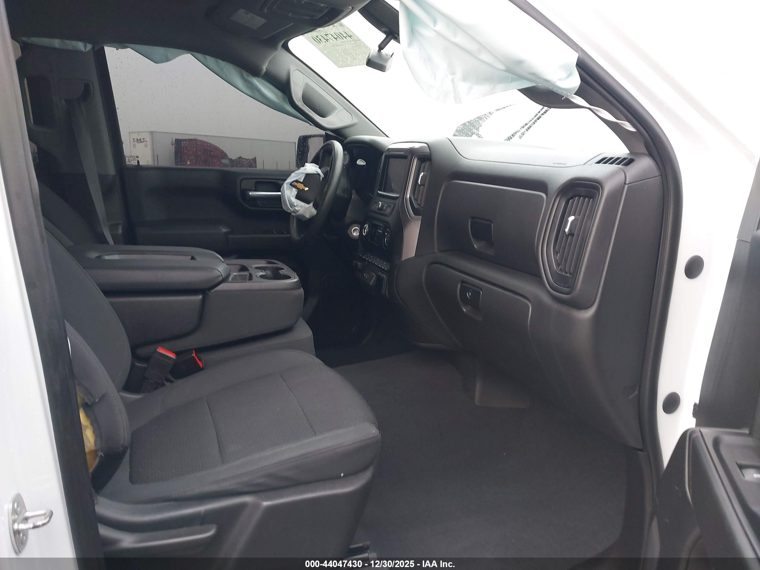CHEVROLET SILVERADO image 5