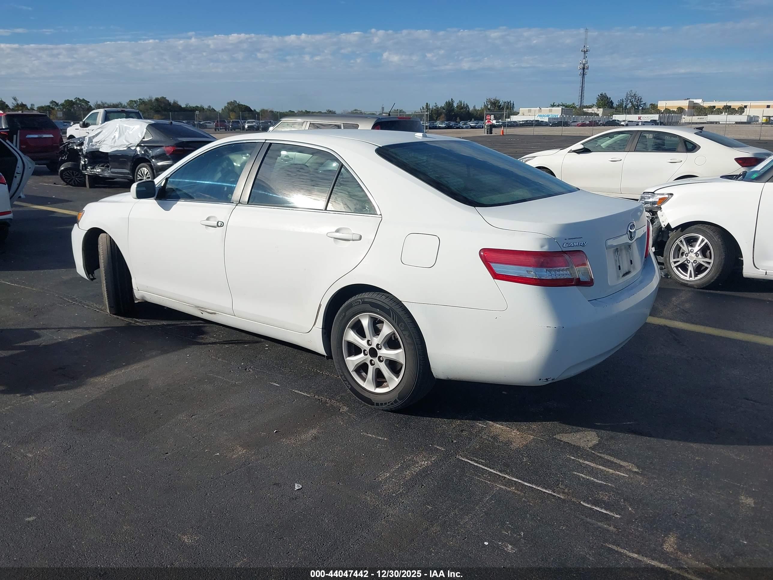 TOYOTA CAMRY image 3