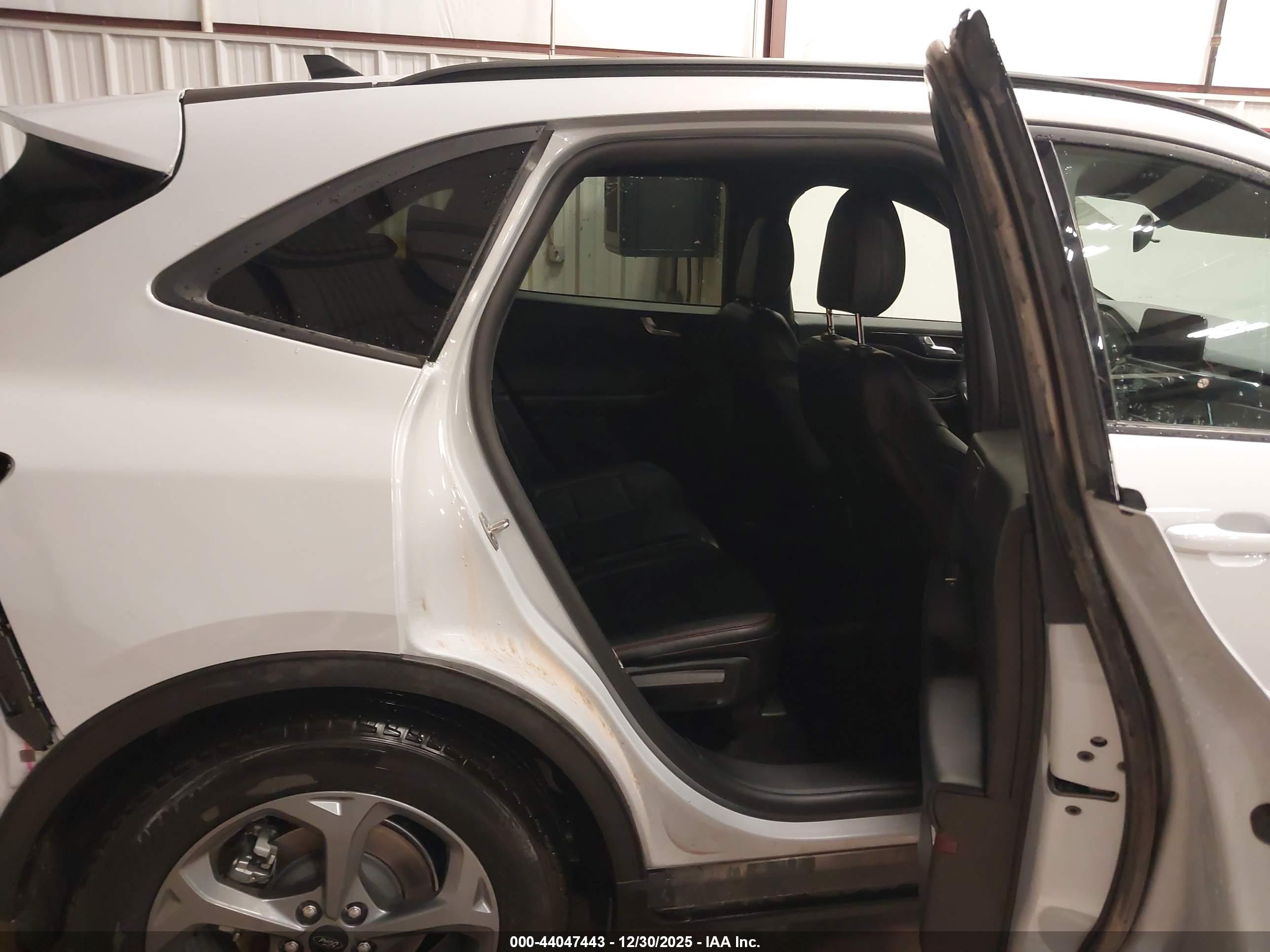 FORD ESCAPE image 8