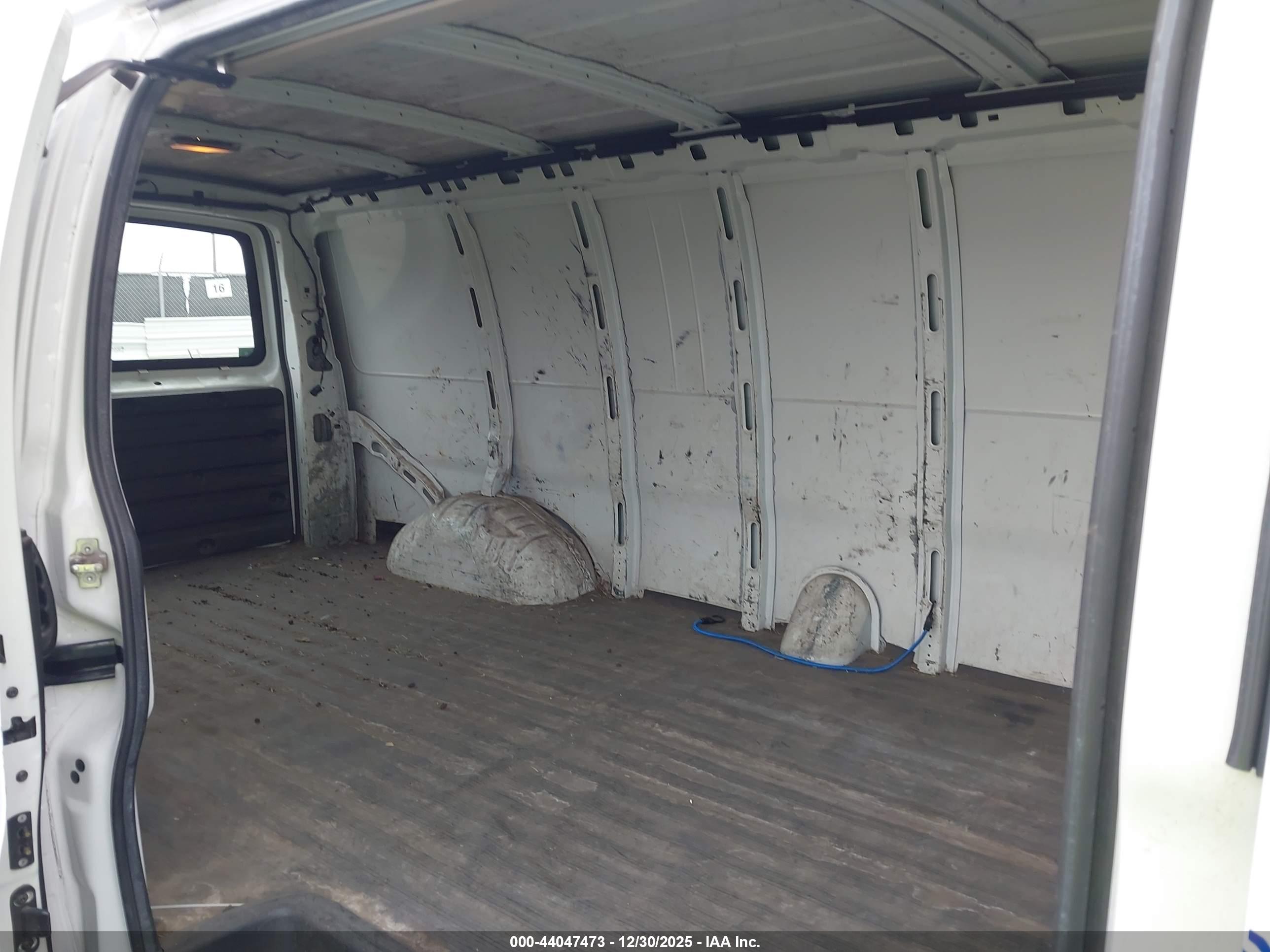 CHEVROLET EXPRESS image 8