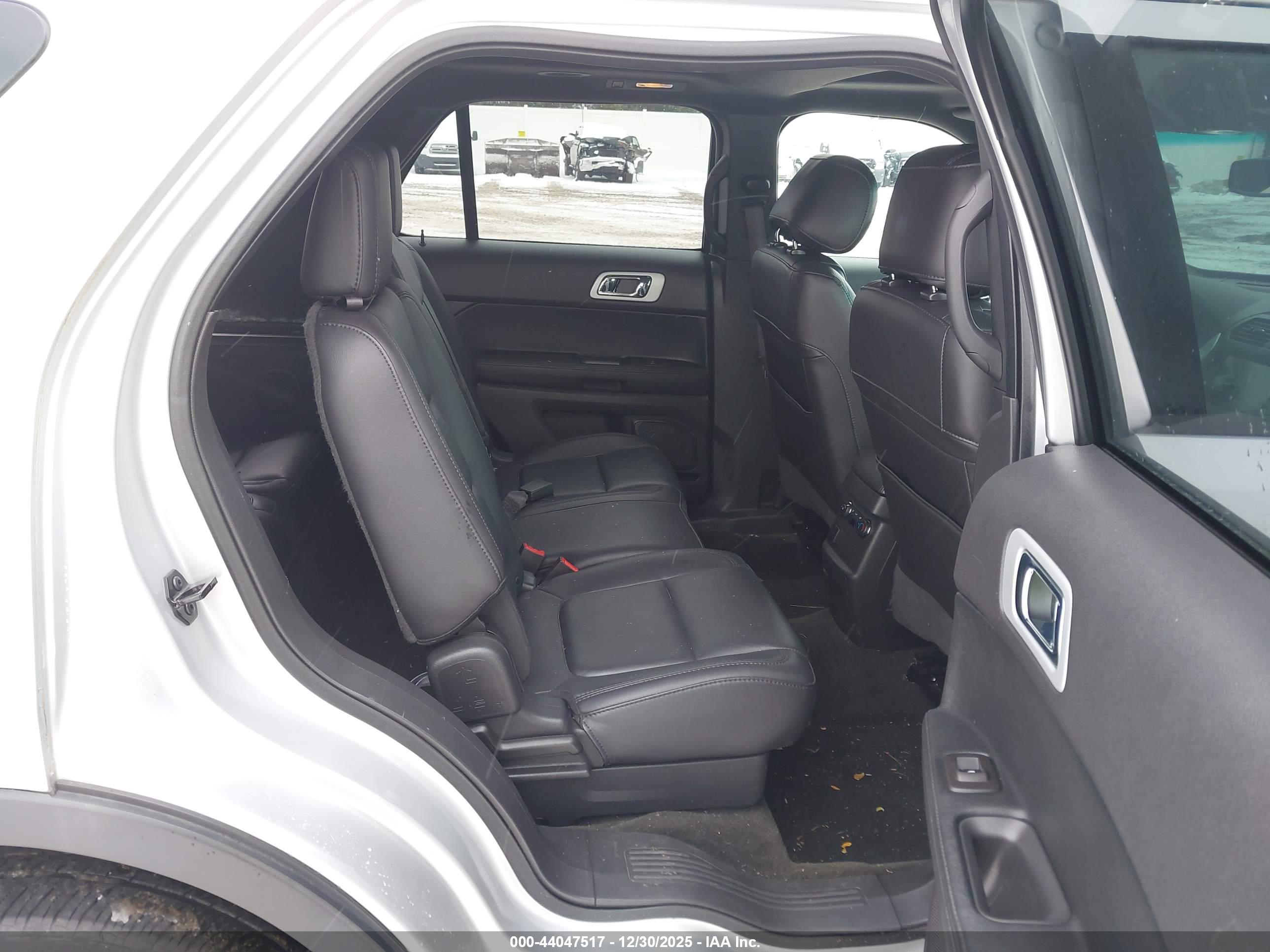FORD EXPLORER image 8