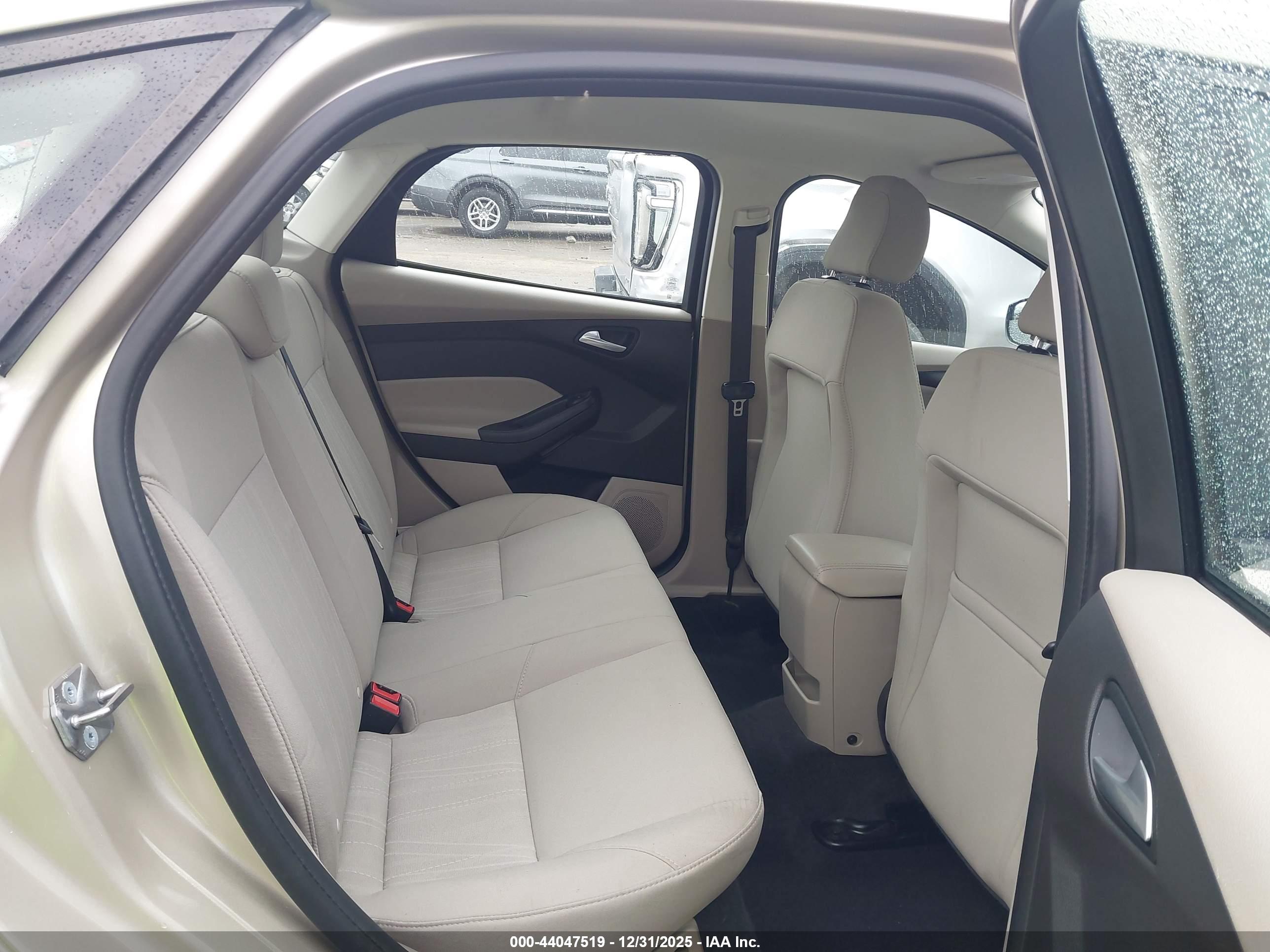 FORD FOCUS image 8