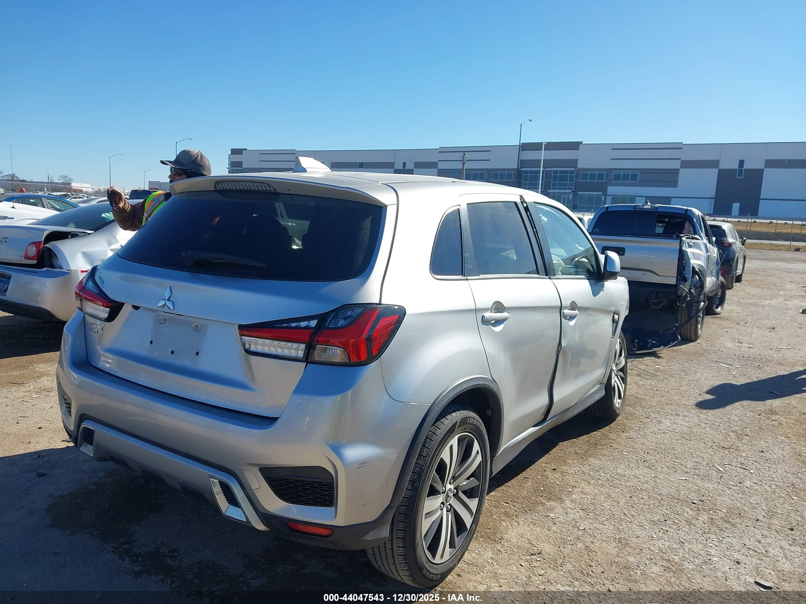 MITSUBISHI OUTLANDER image 4