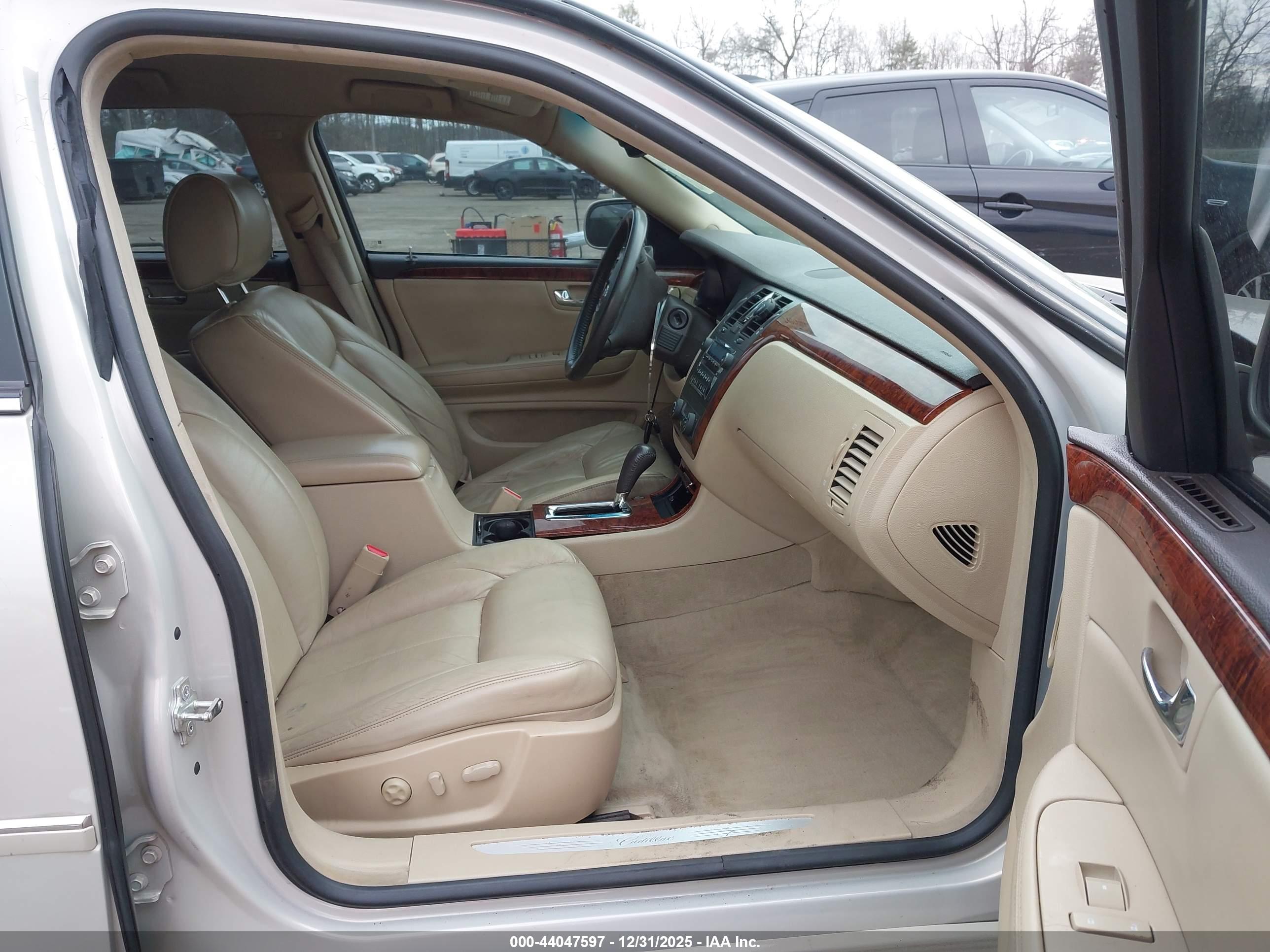 CADILLAC DTS image 5