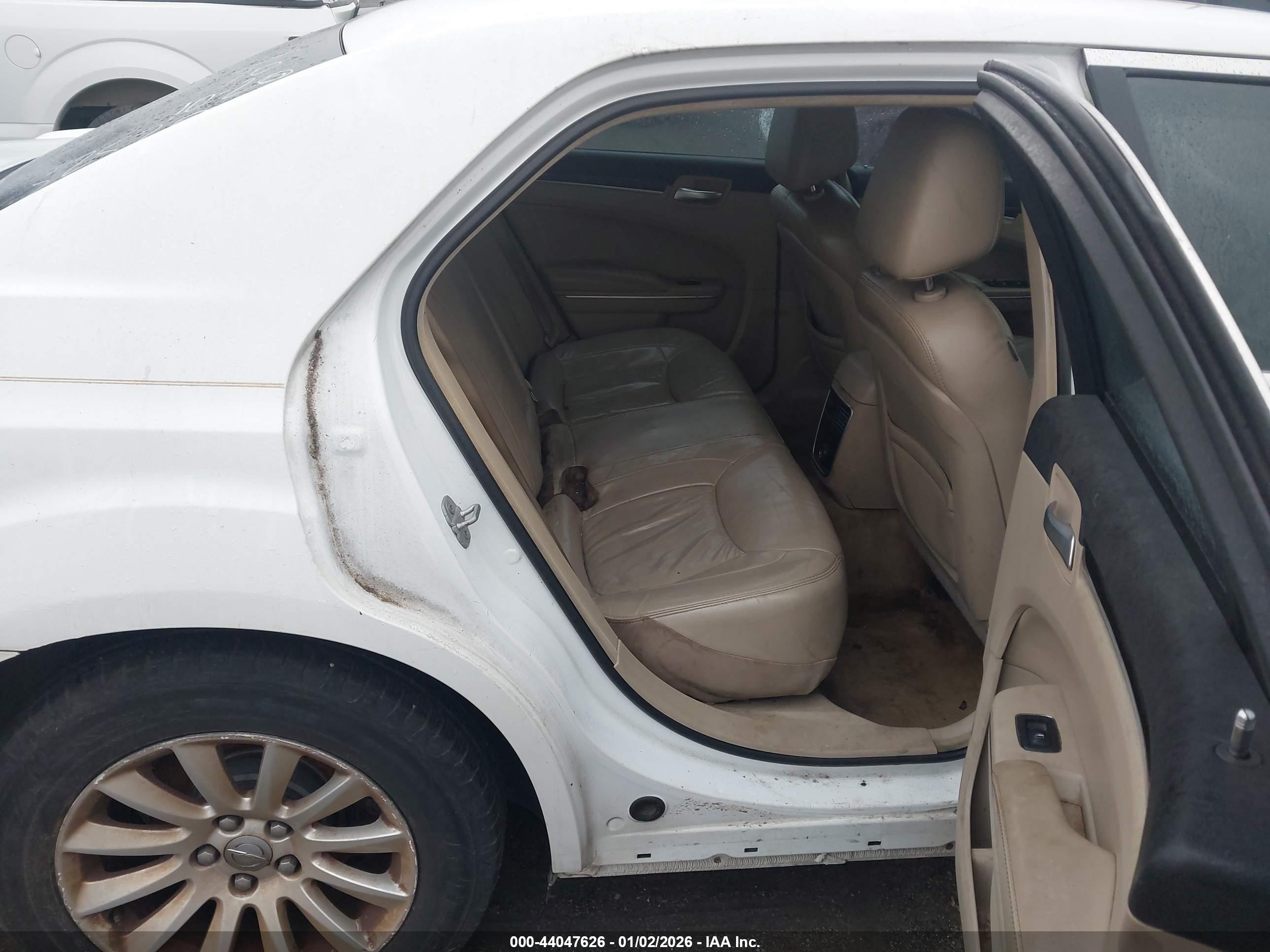 CHRYSLER 300 image 8