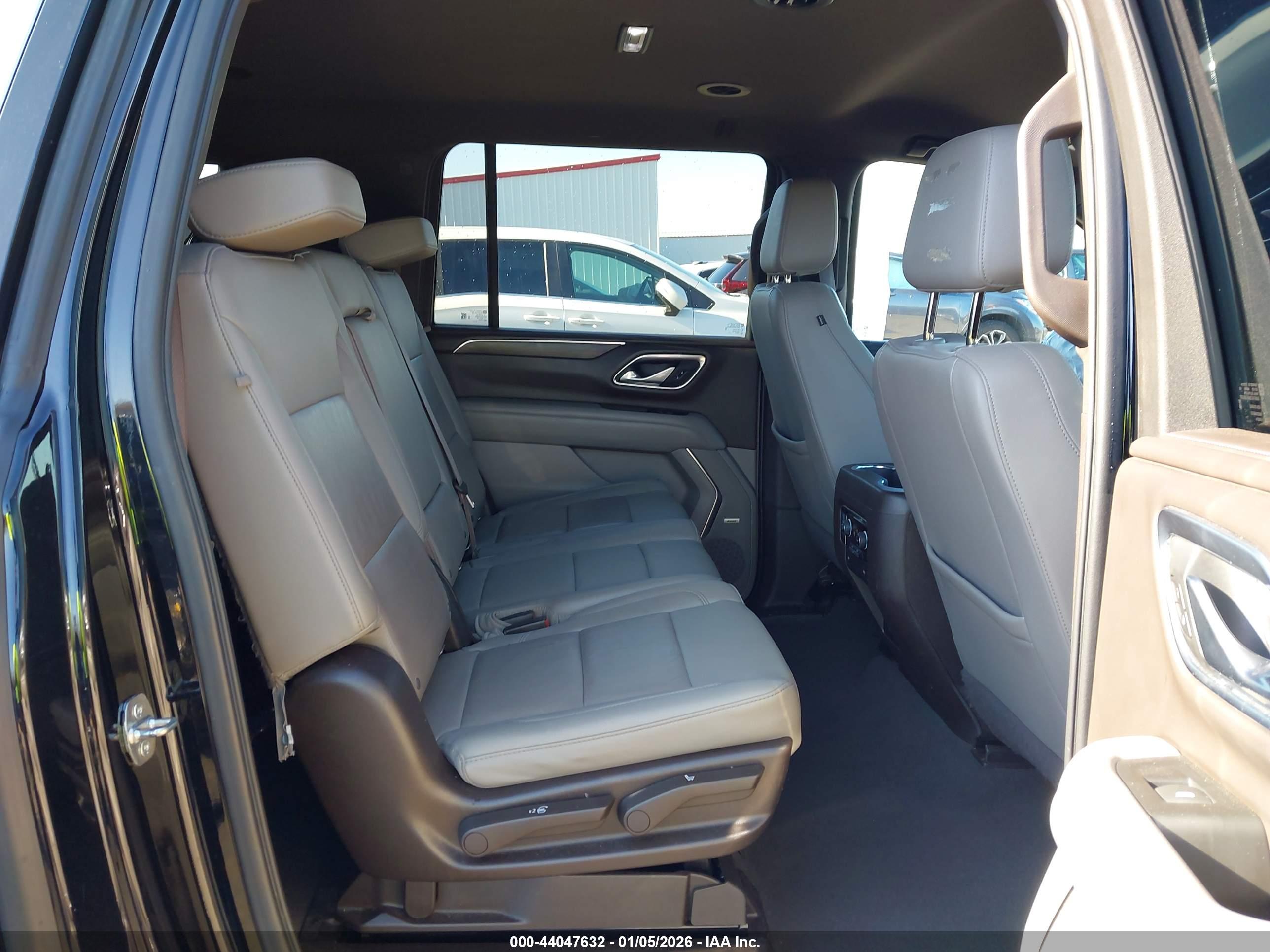 CHEVROLET SUBURBAN image 8