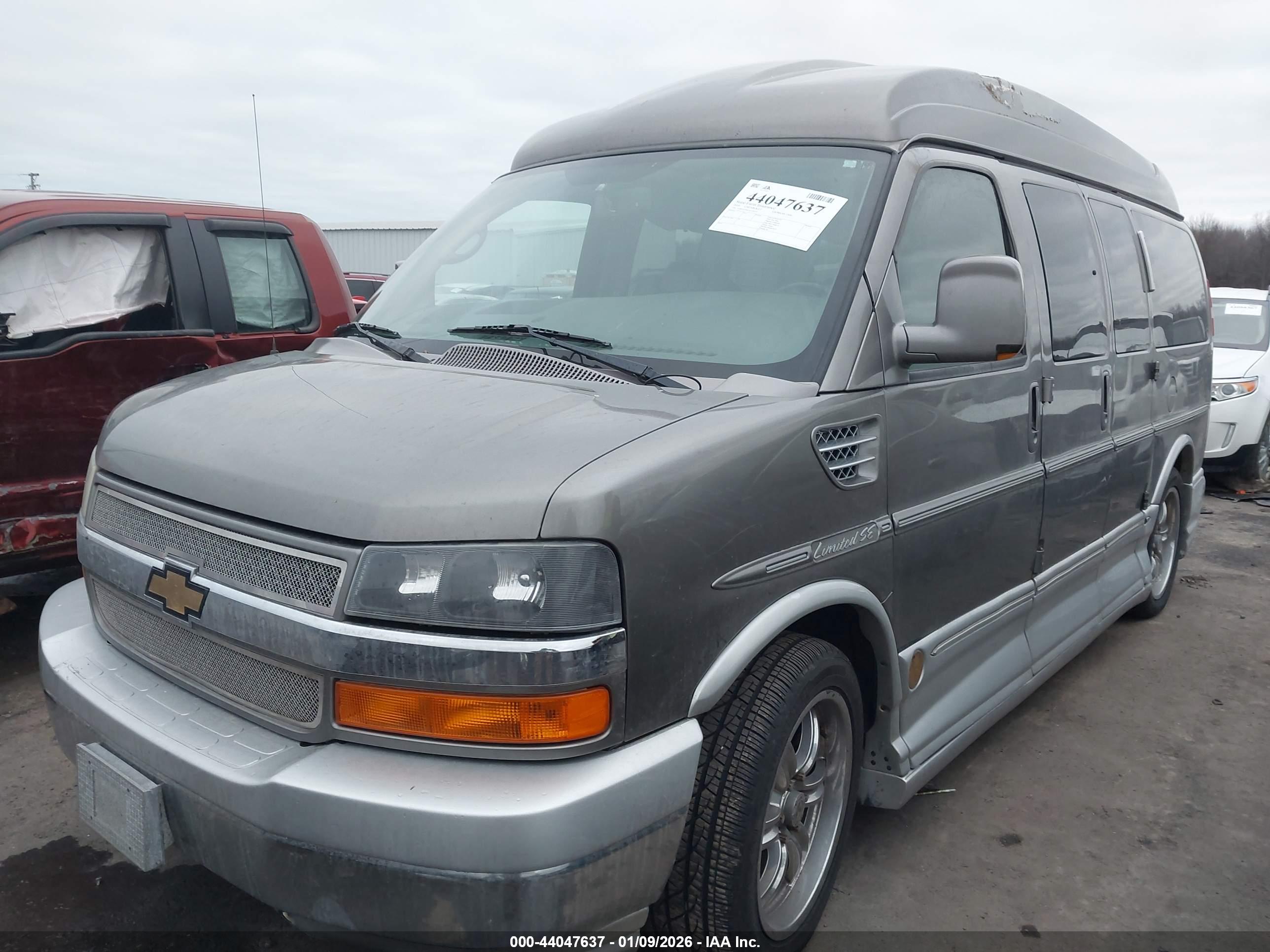 CHEVROLET EXPRESS image 2