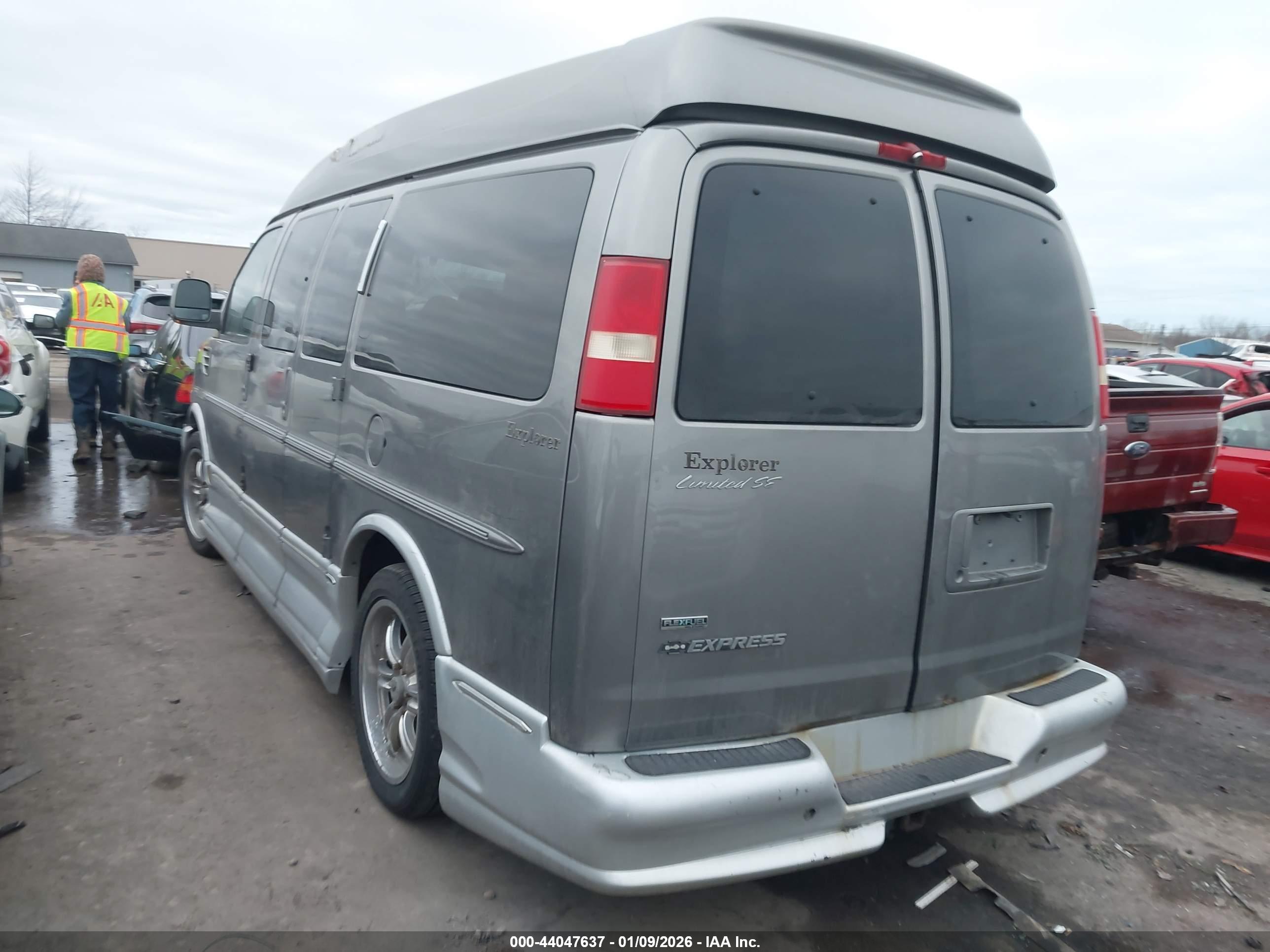 CHEVROLET EXPRESS image 3