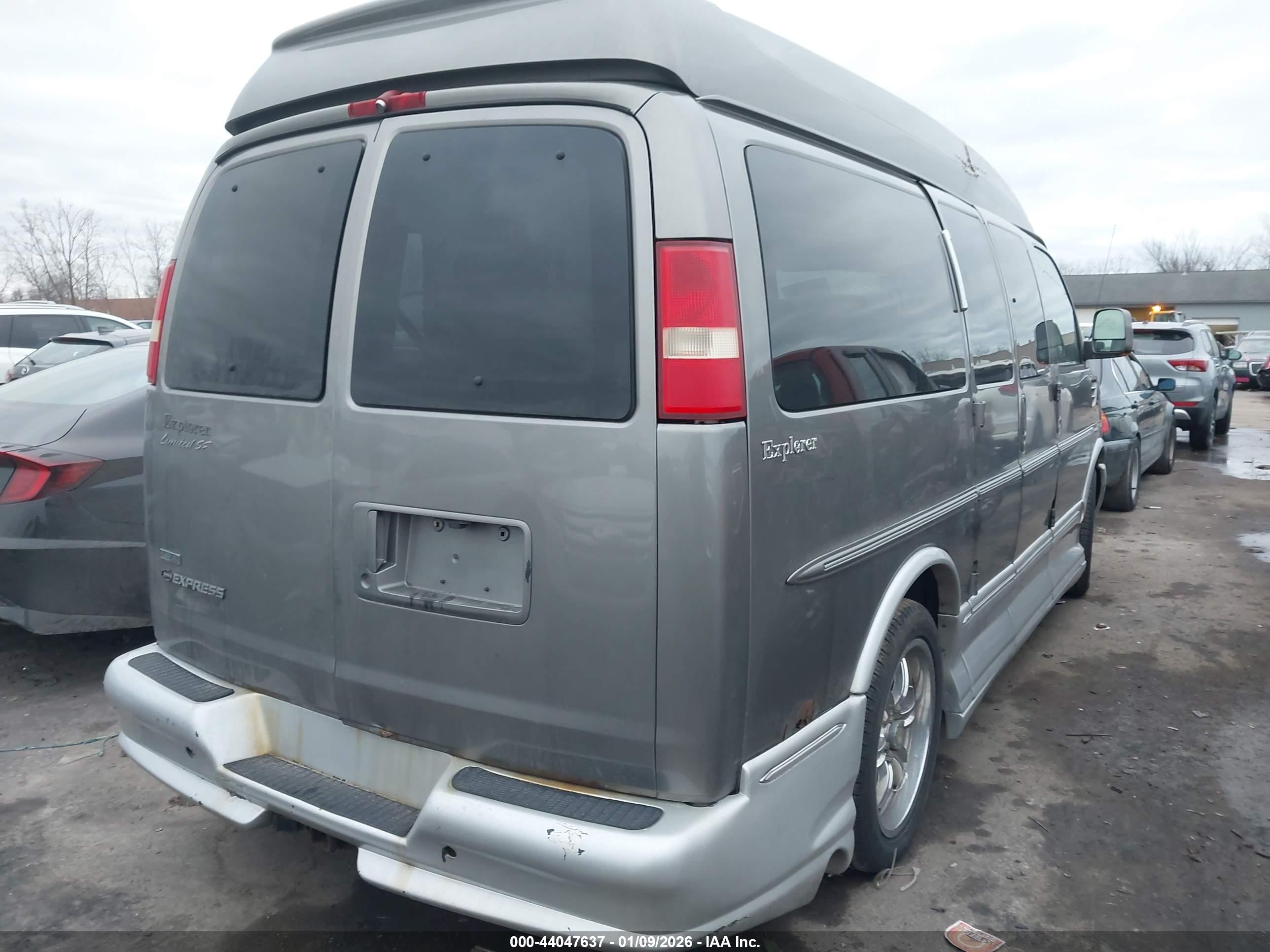CHEVROLET EXPRESS image 4