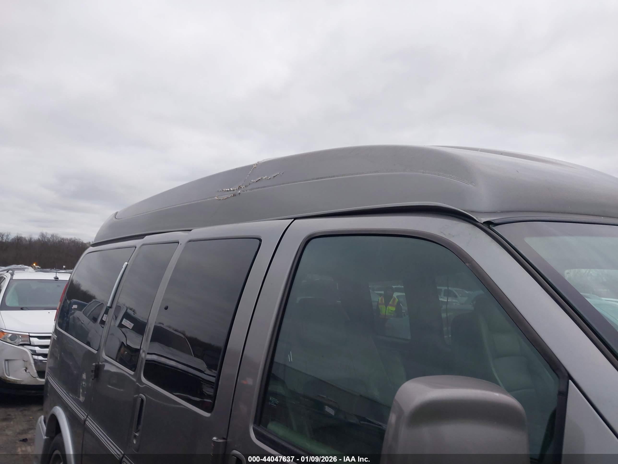 CHEVROLET EXPRESS image 6