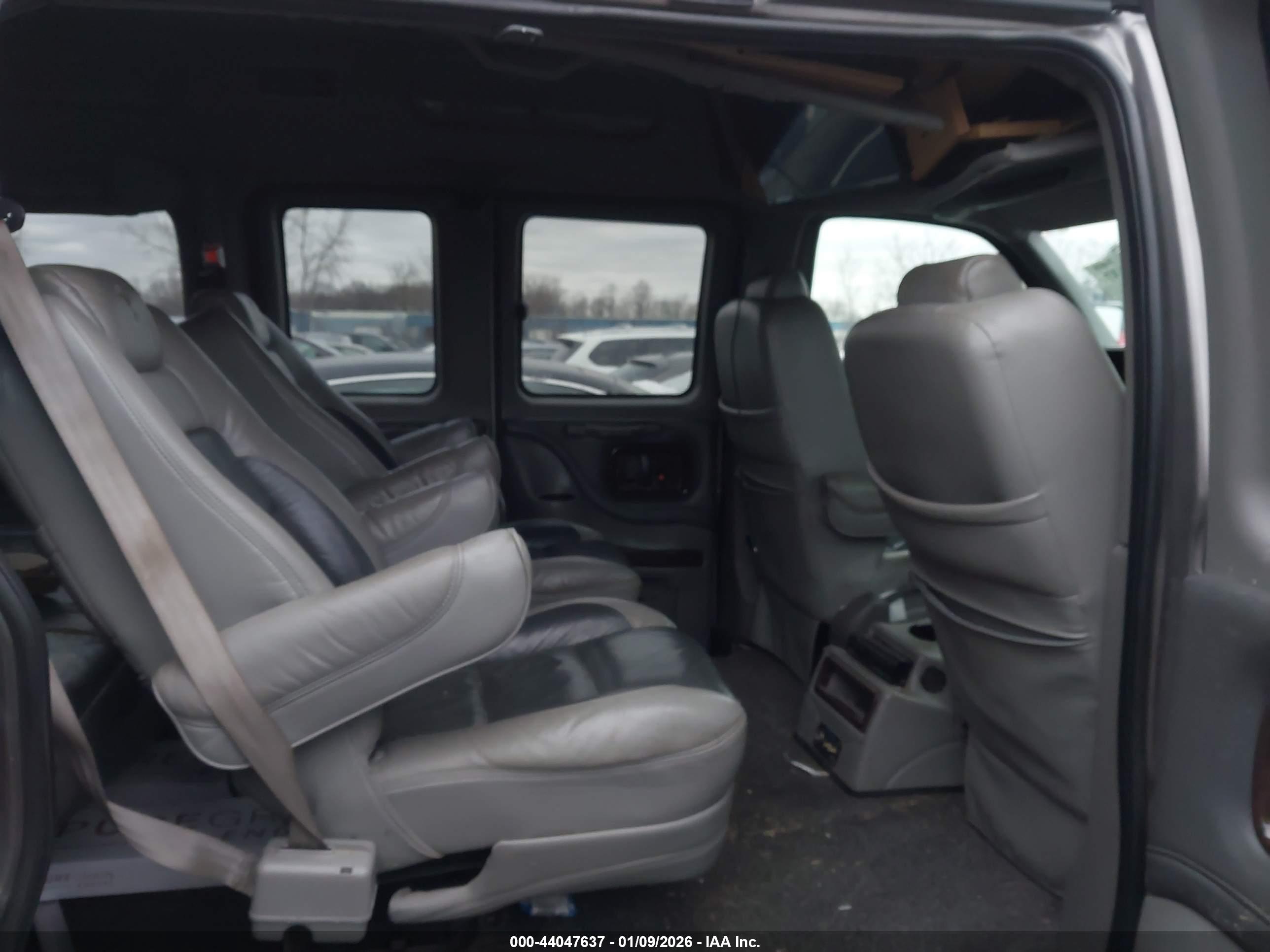 CHEVROLET EXPRESS image 8