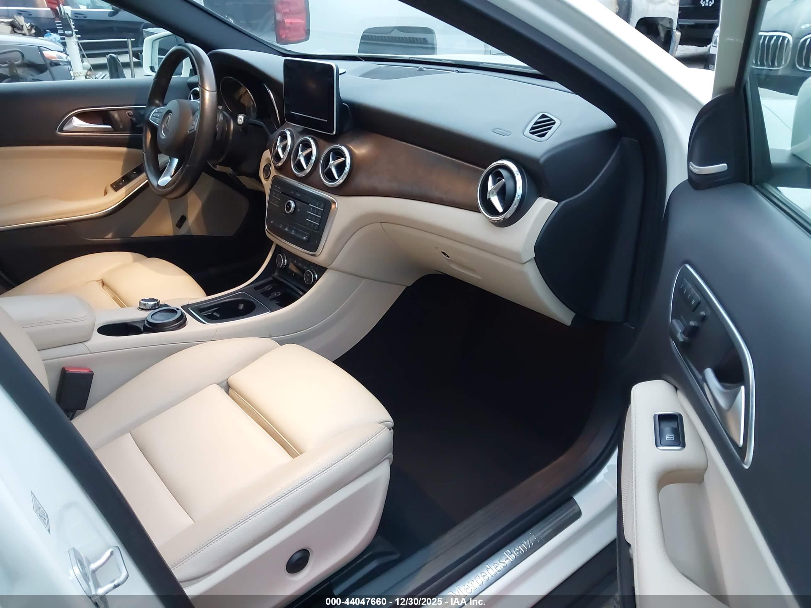 MERCEDES-BENZ GLA image 5