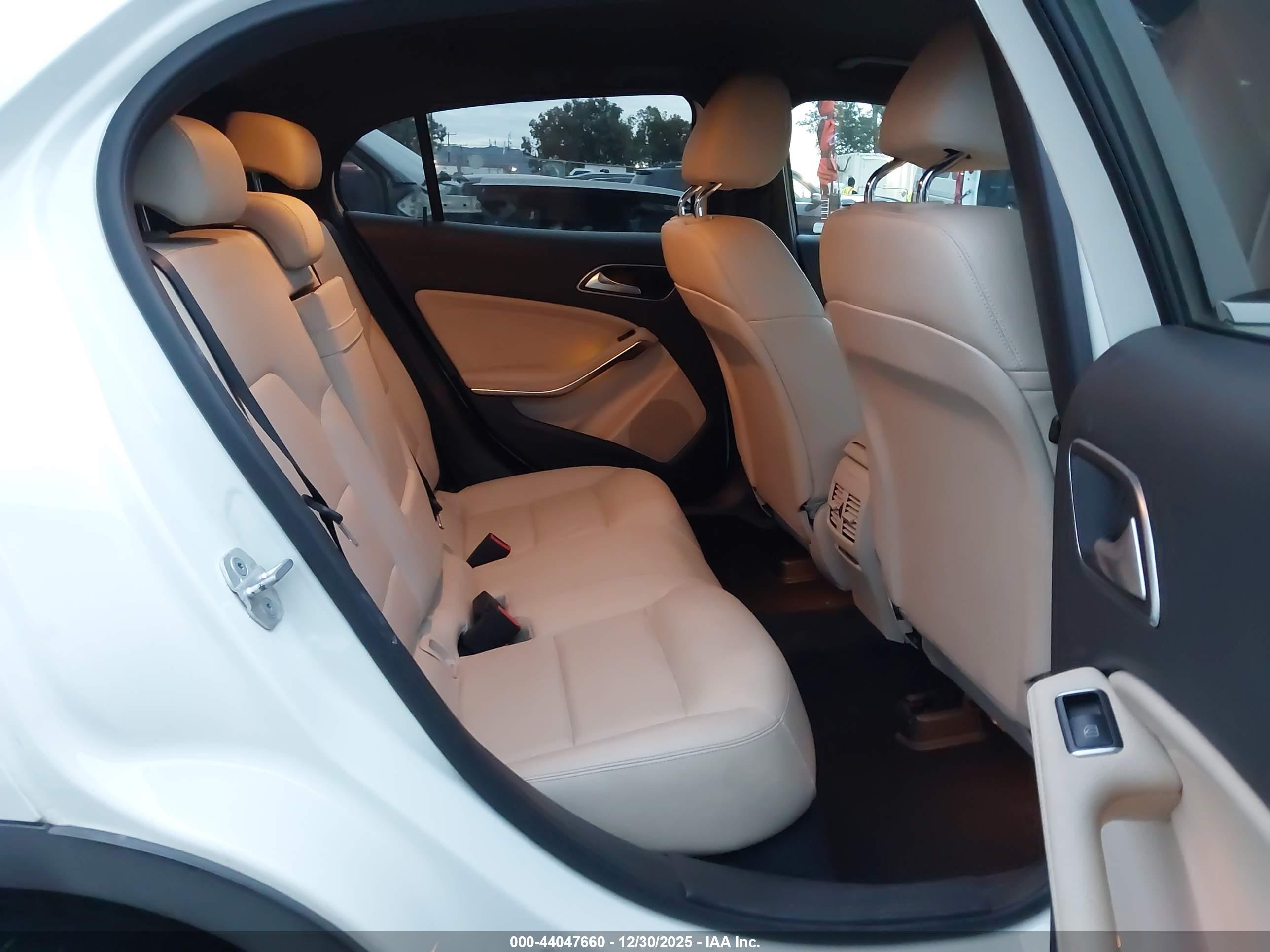 MERCEDES-BENZ GLA image 8