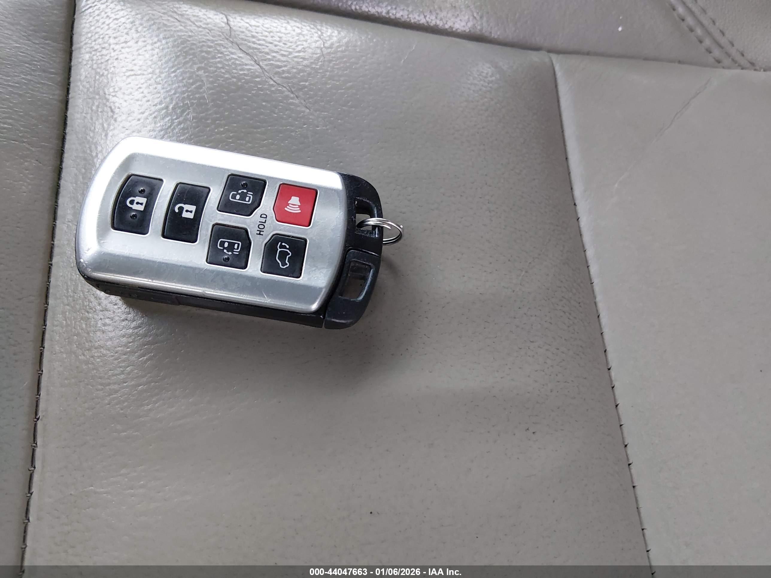 TOYOTA SIENNA image 11