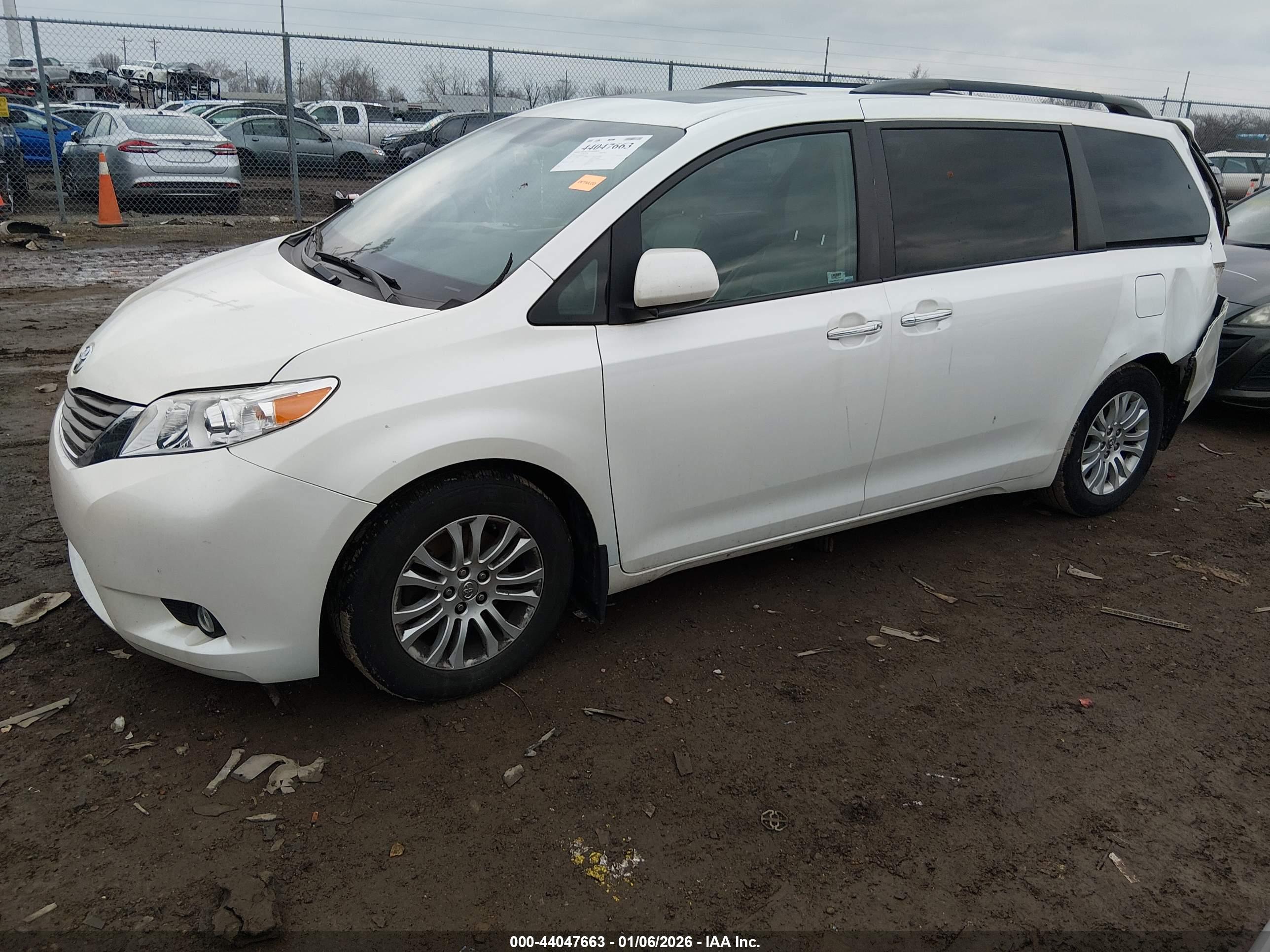 TOYOTA SIENNA image 2