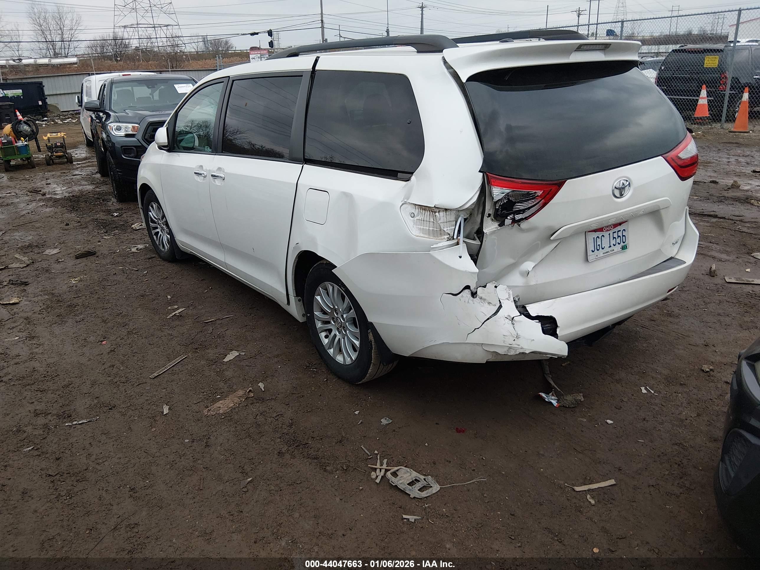 TOYOTA SIENNA image 3