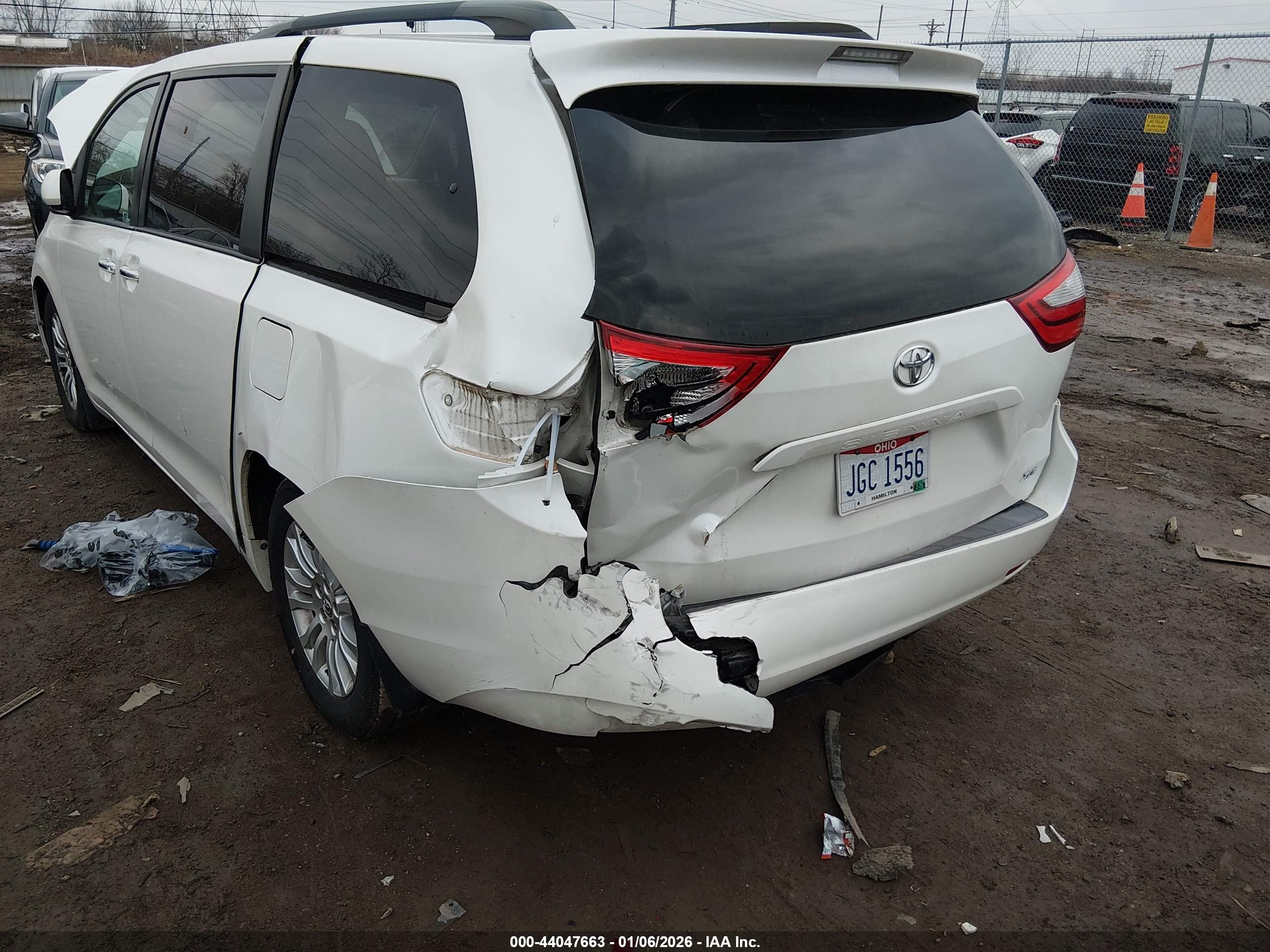 TOYOTA SIENNA image 6