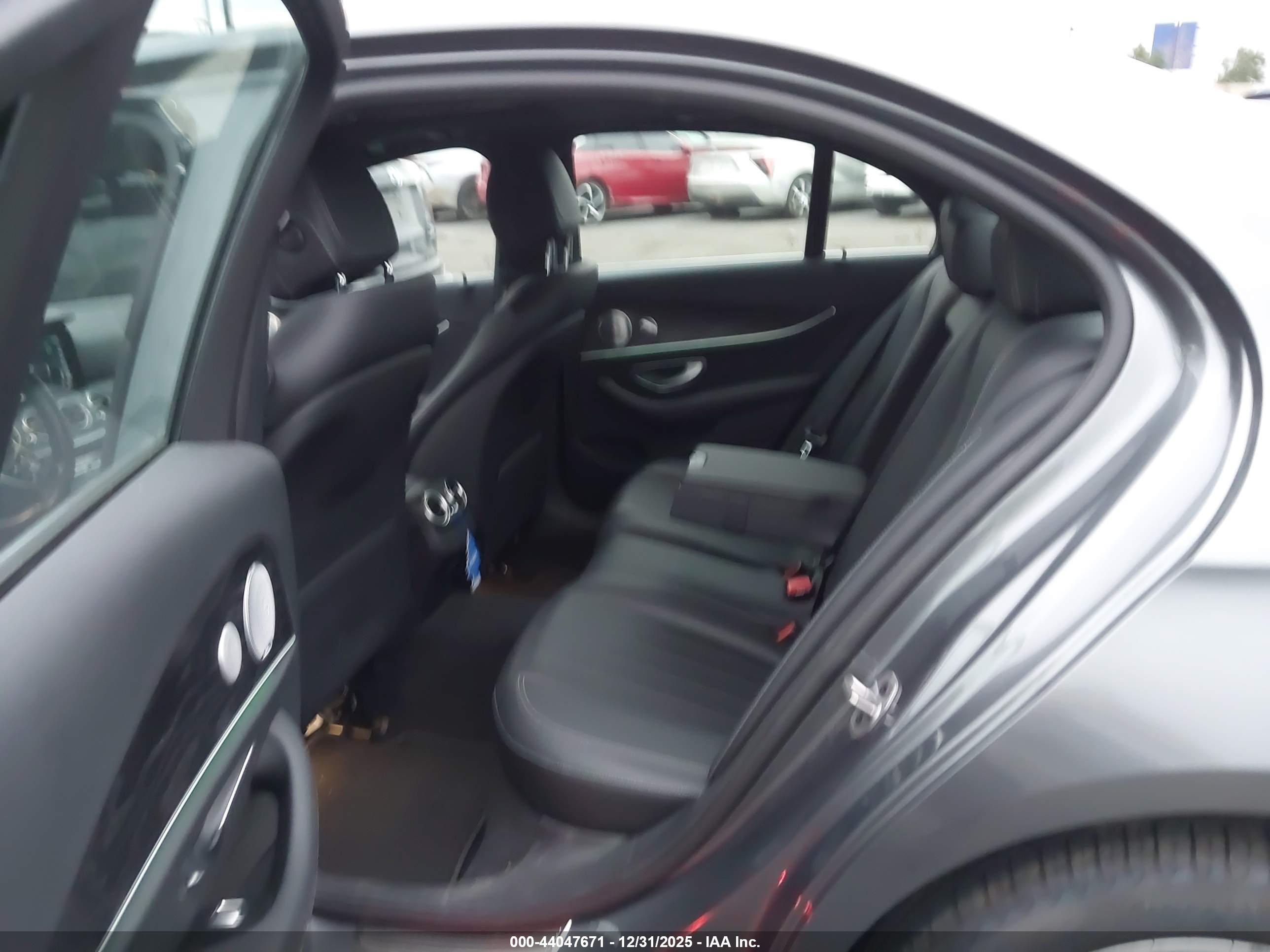 MERCEDES-BENZ E image 8