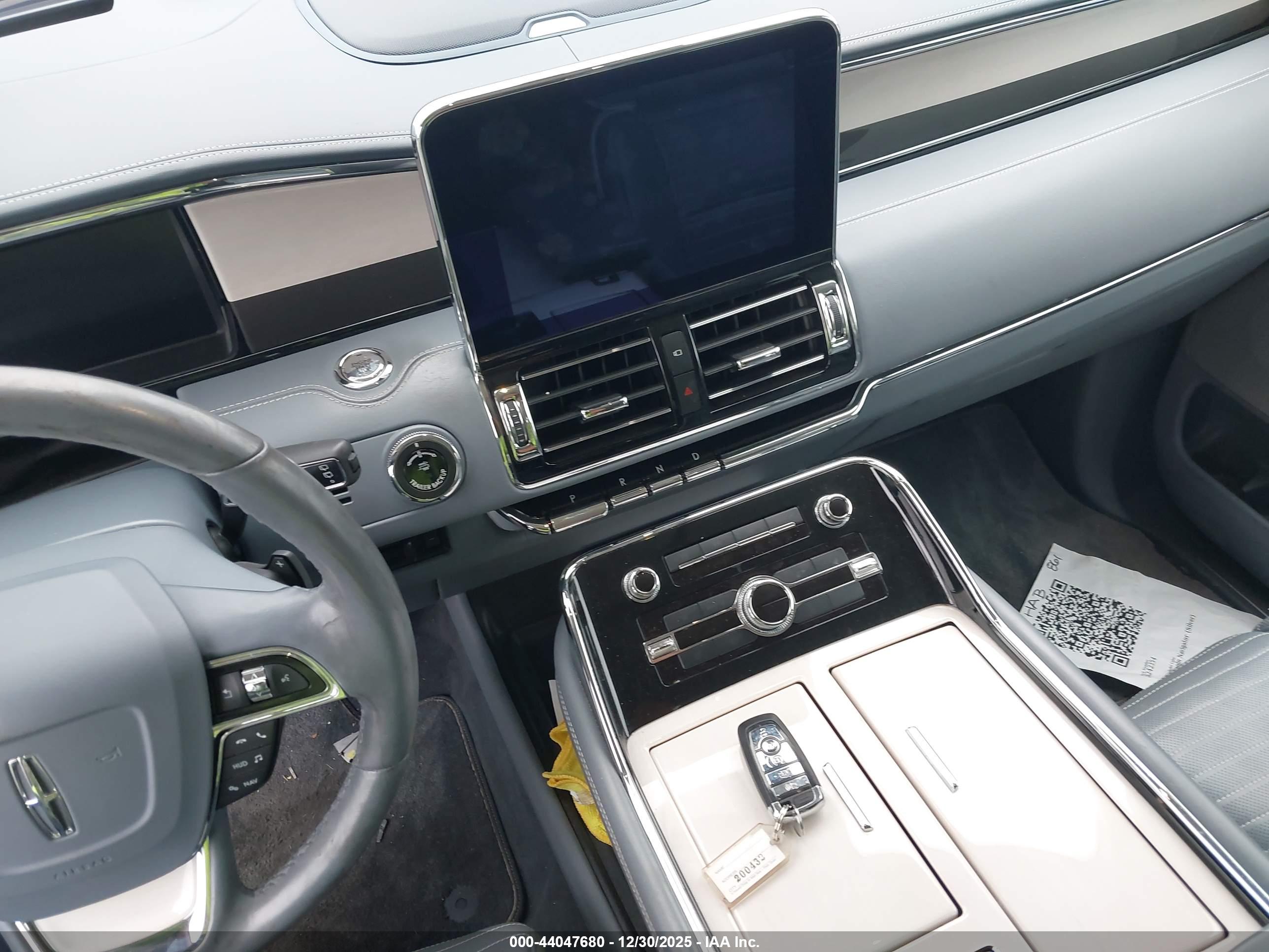 LINCOLN NAVIGATOR image 11