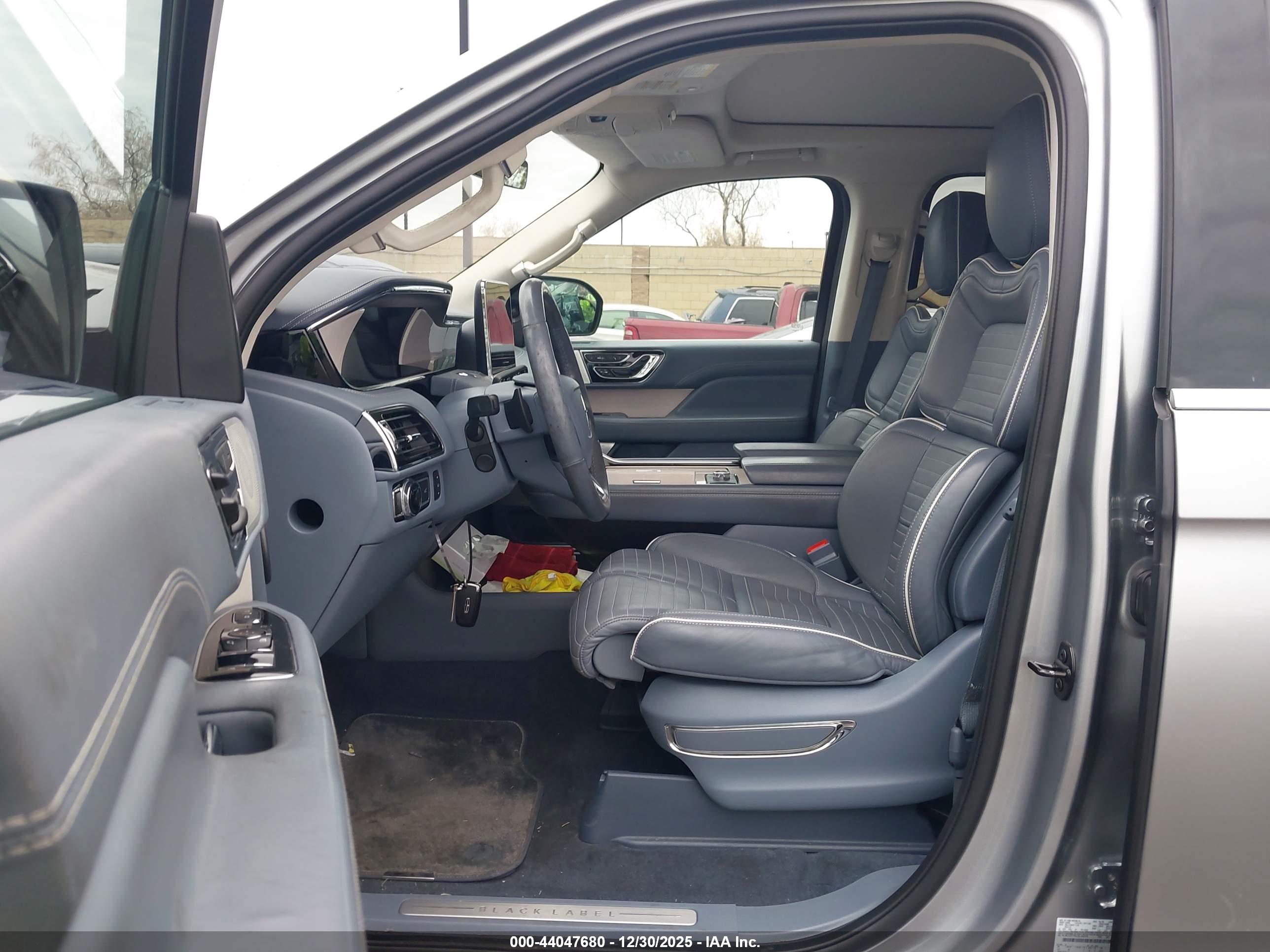 LINCOLN NAVIGATOR image 5