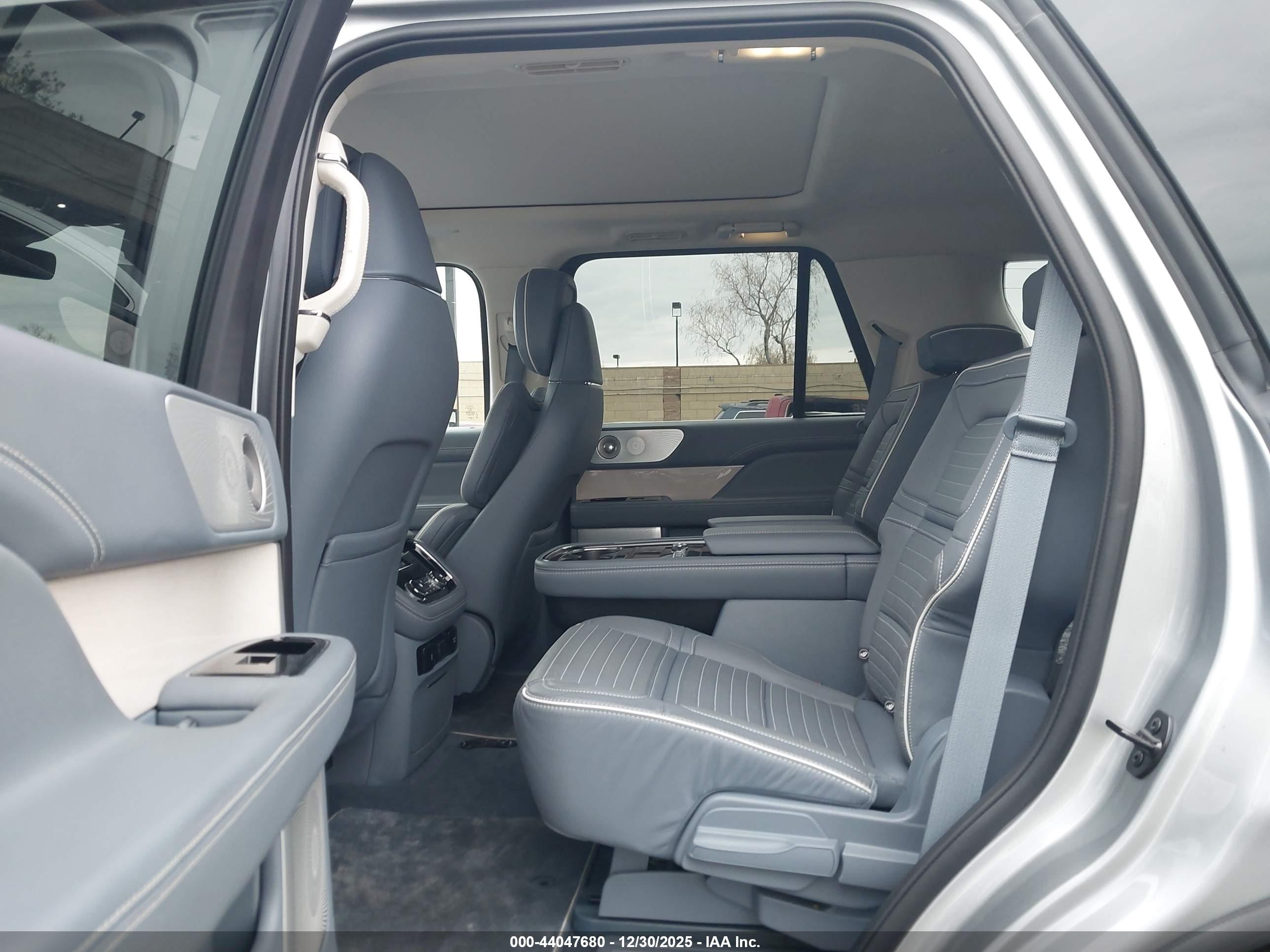 LINCOLN NAVIGATOR image 8