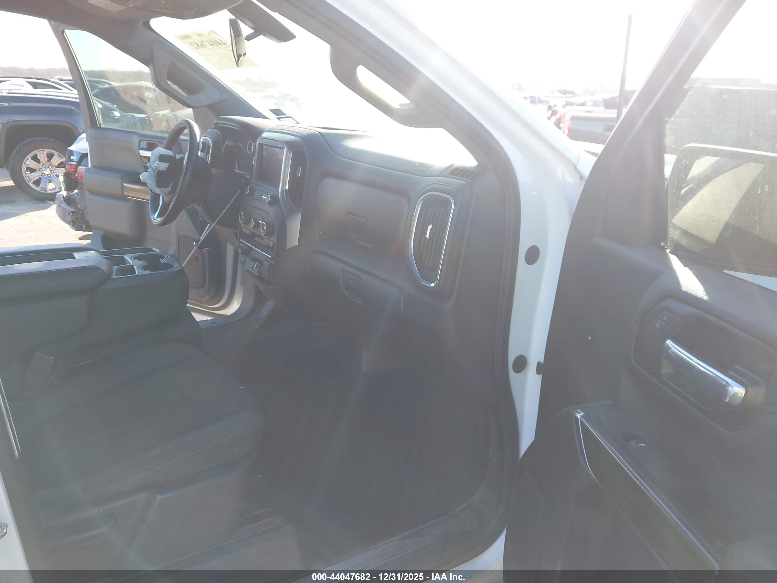 CHEVROLET SILVERADO image 5