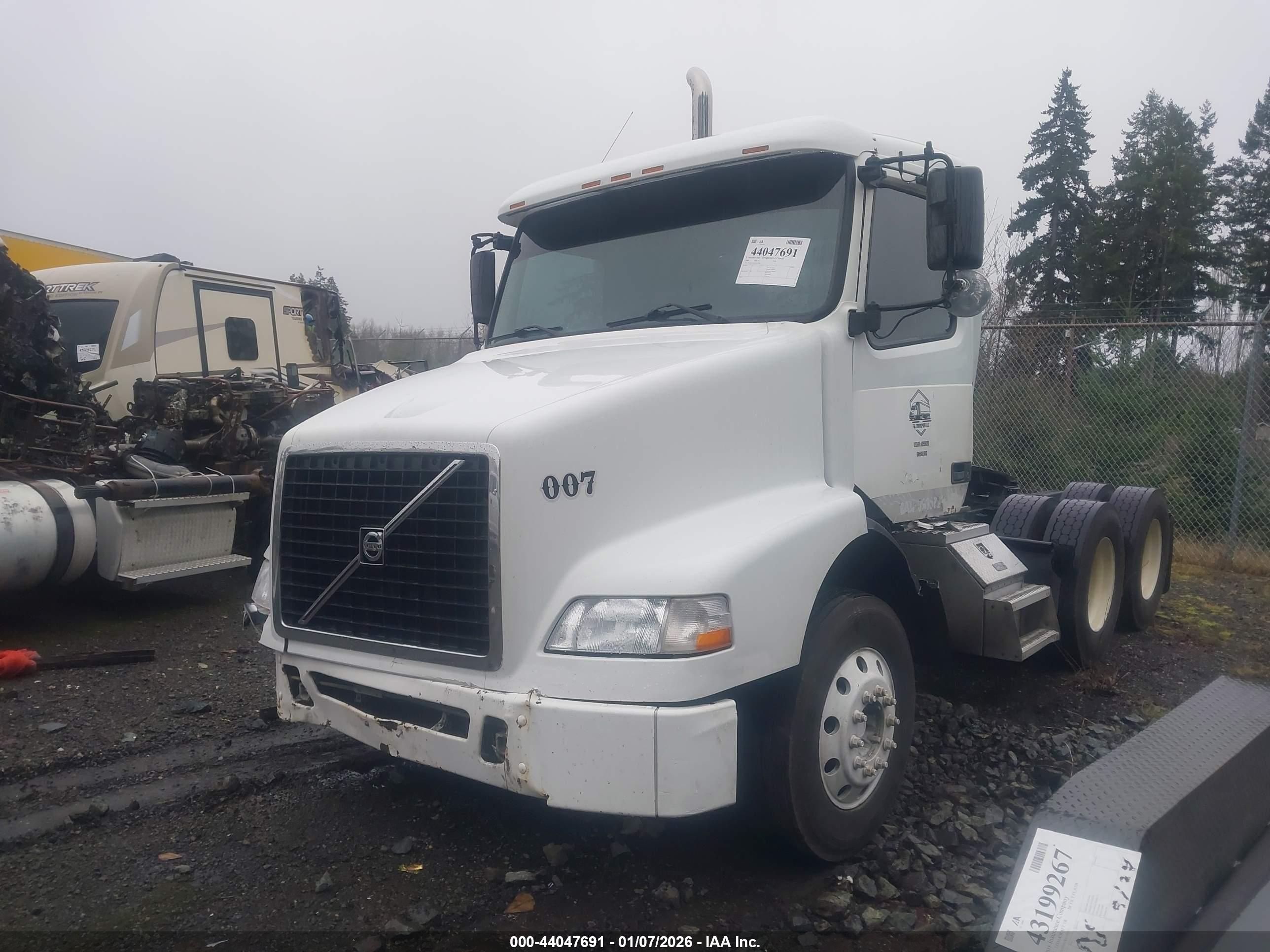 VOLVO VN image 2
