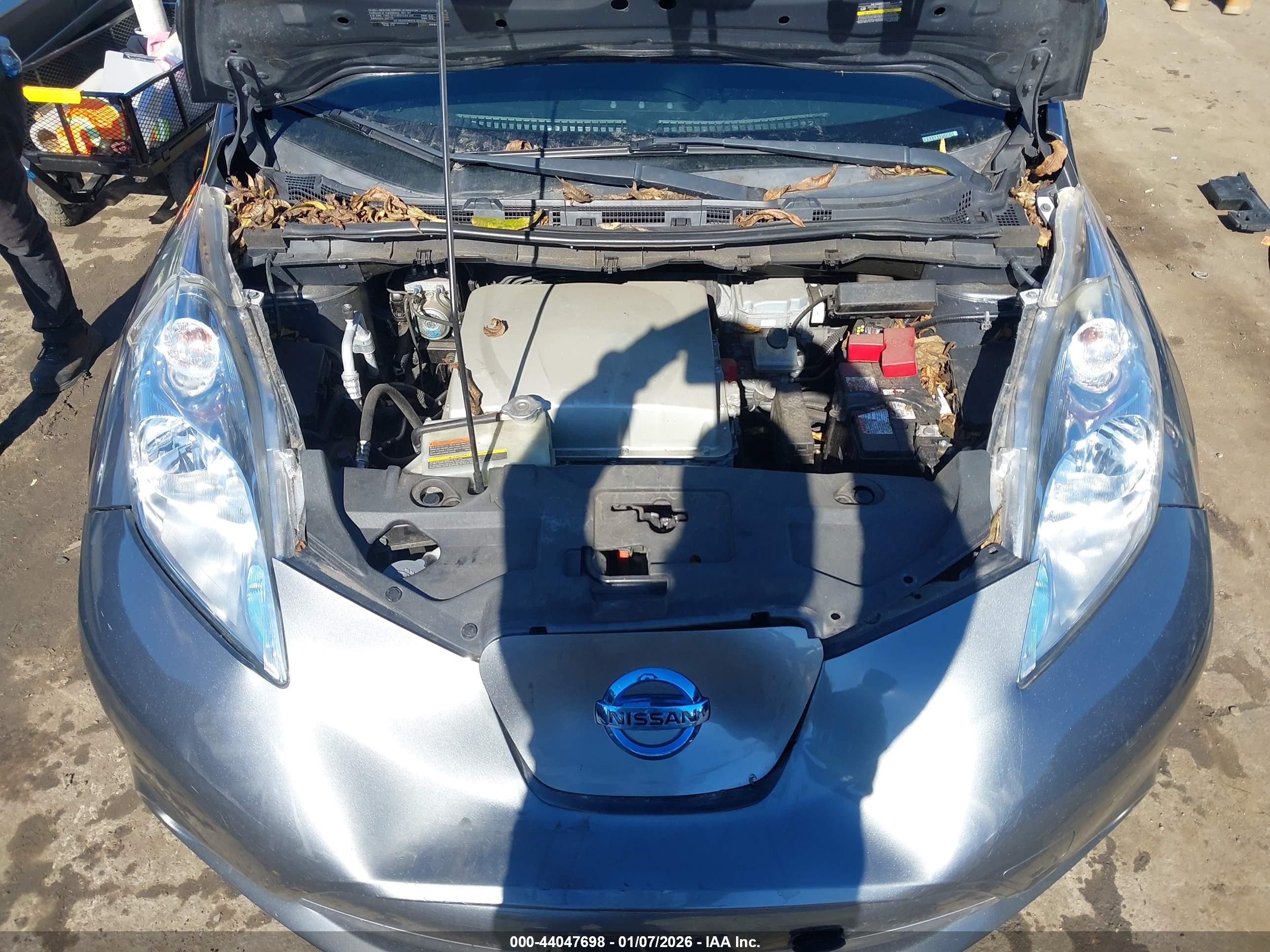 NISSAN LEAF image 10