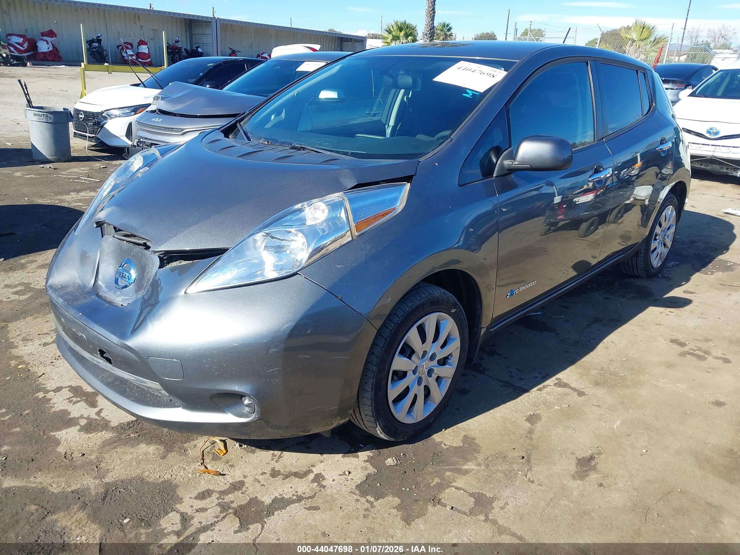 NISSAN LEAF image 2