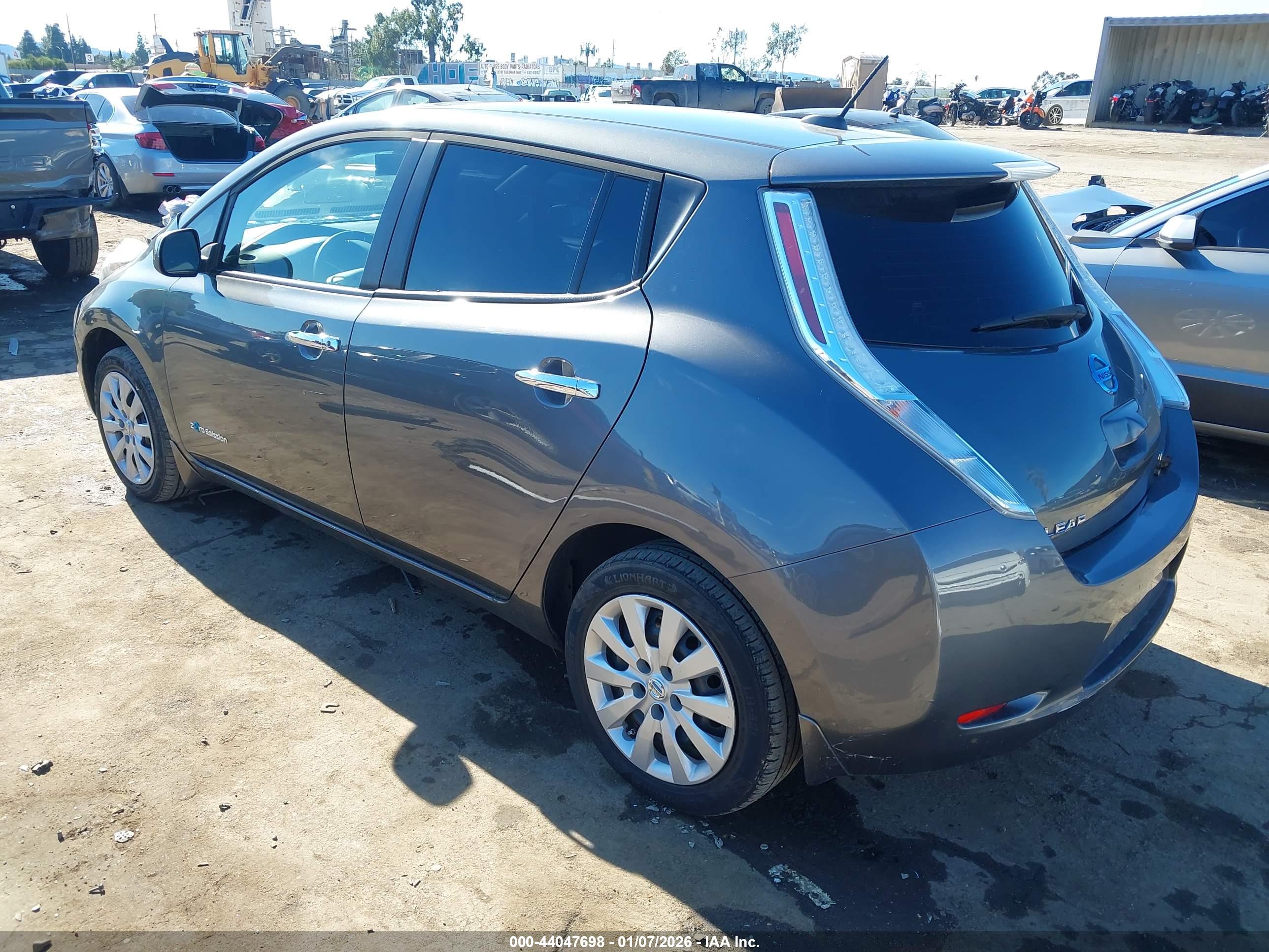 NISSAN LEAF image 3