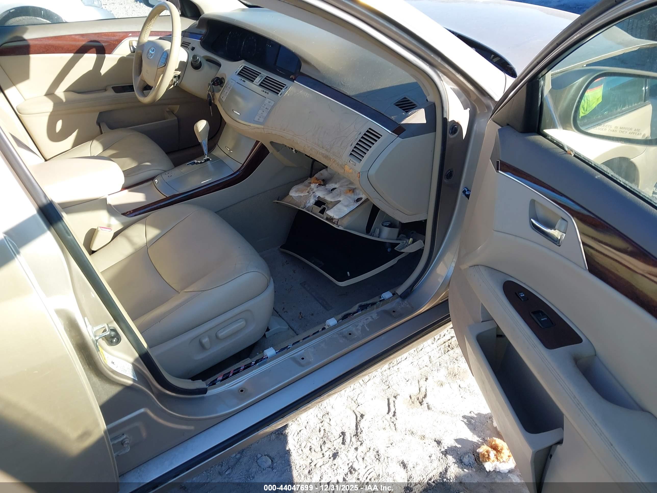 TOYOTA AVALON image 5
