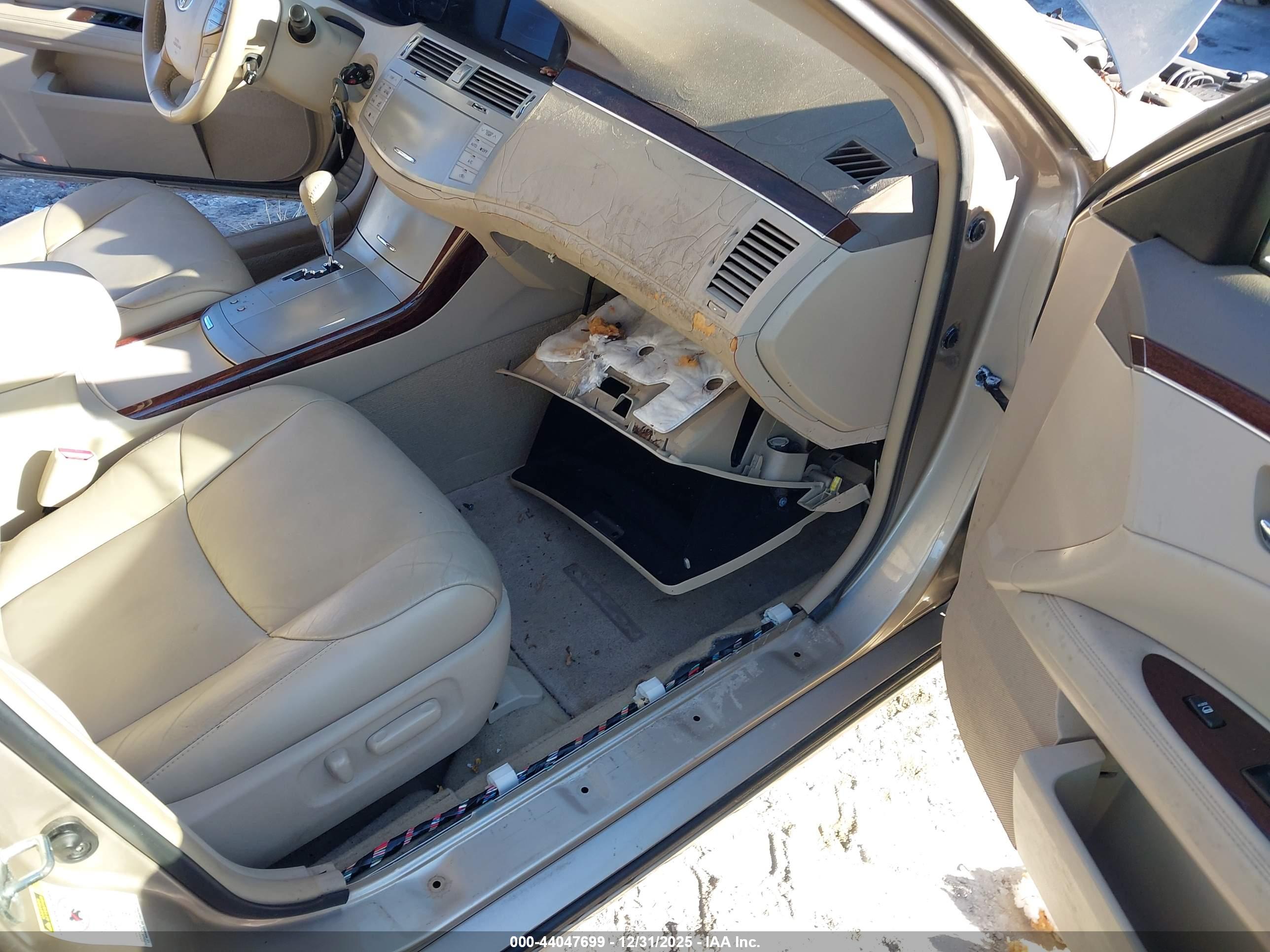 TOYOTA AVALON image 6