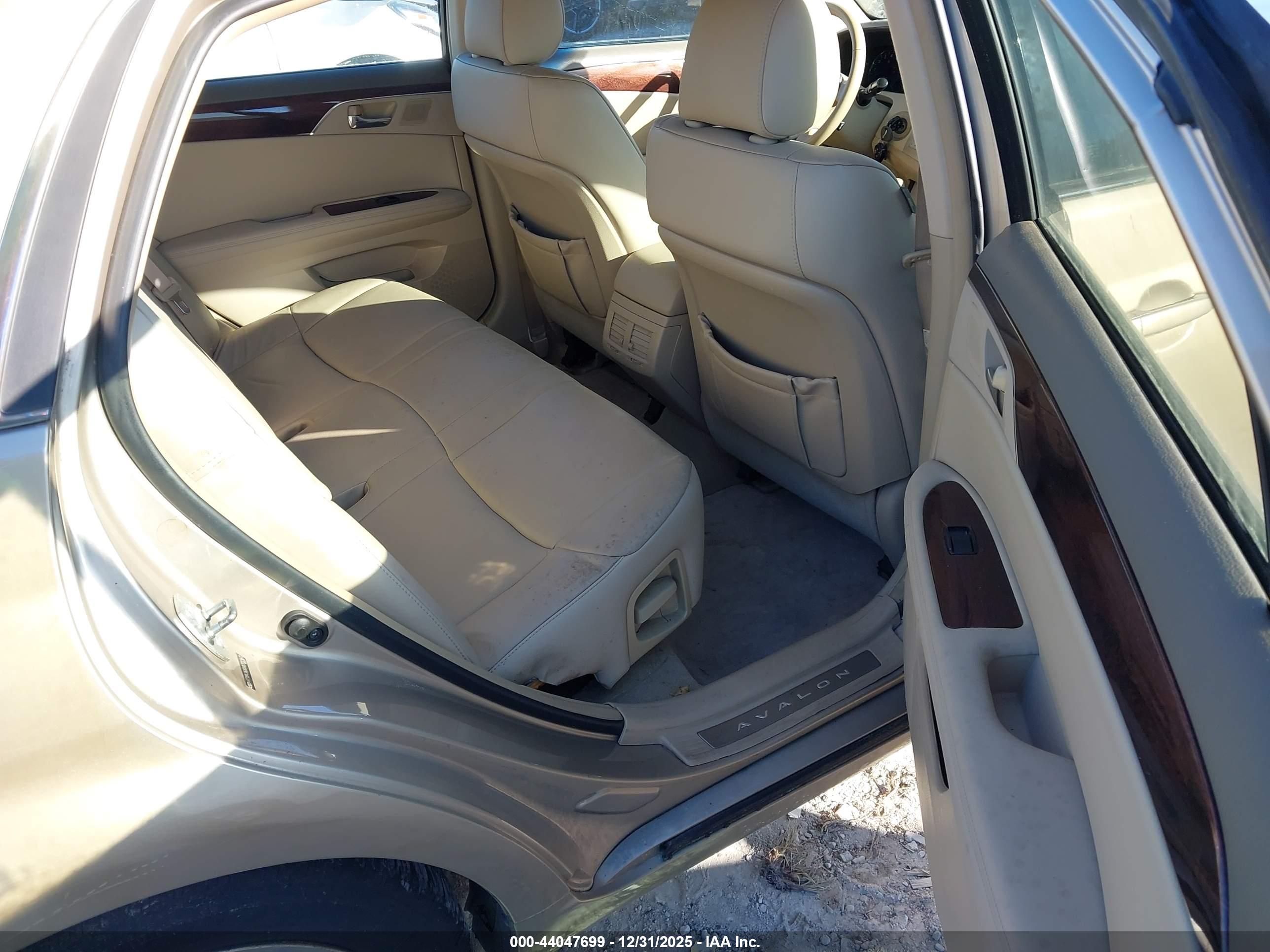 TOYOTA AVALON image 8