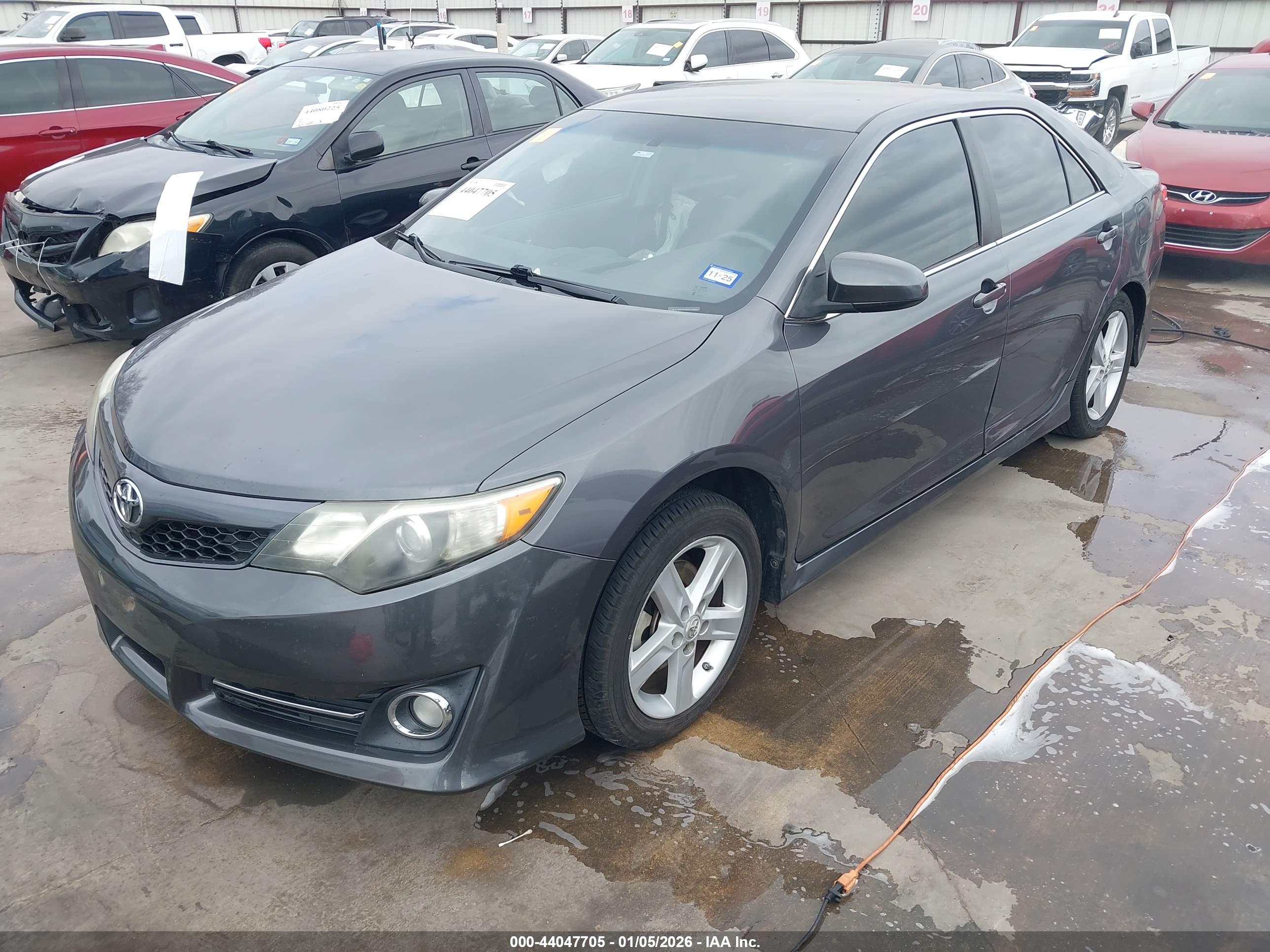 TOYOTA CAMRY image 2