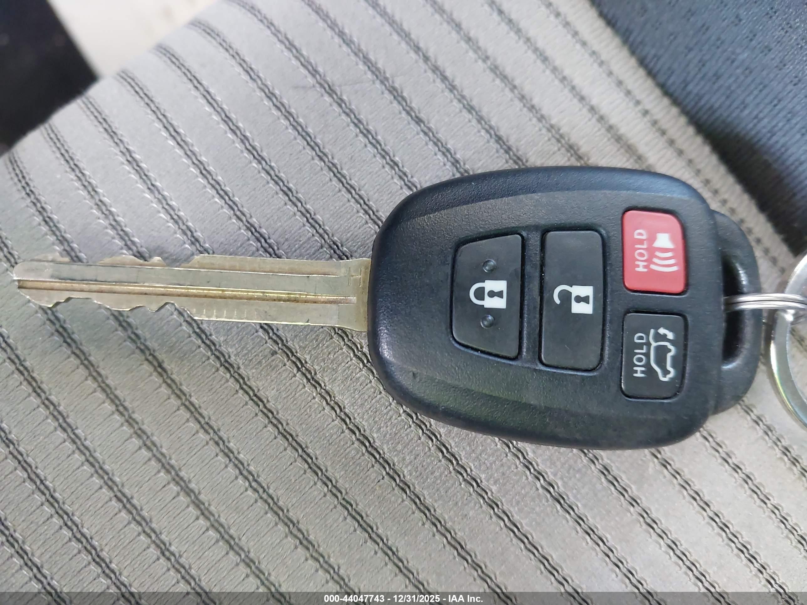 TOYOTA RAV4 image 11