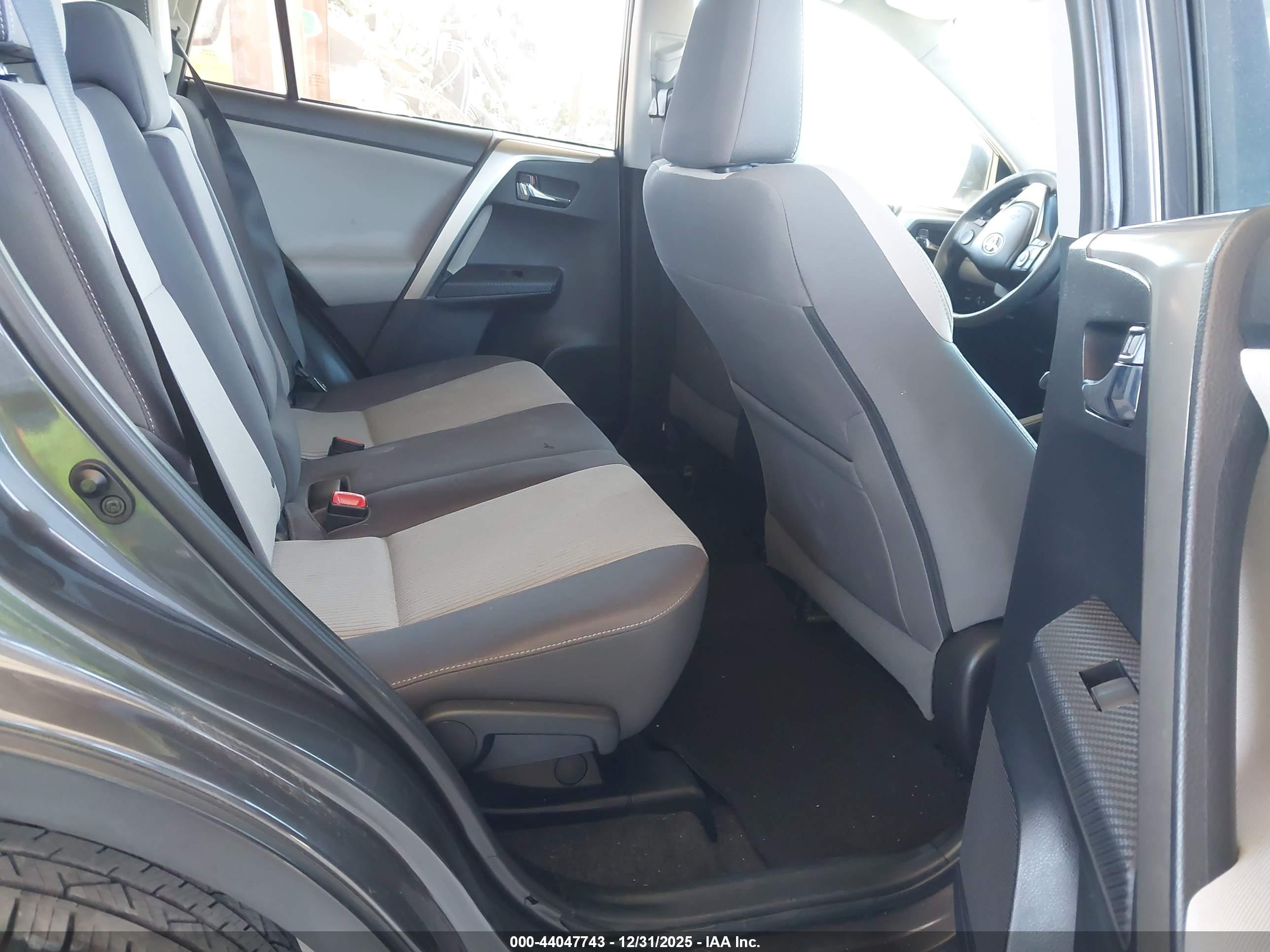 TOYOTA RAV4 image 8