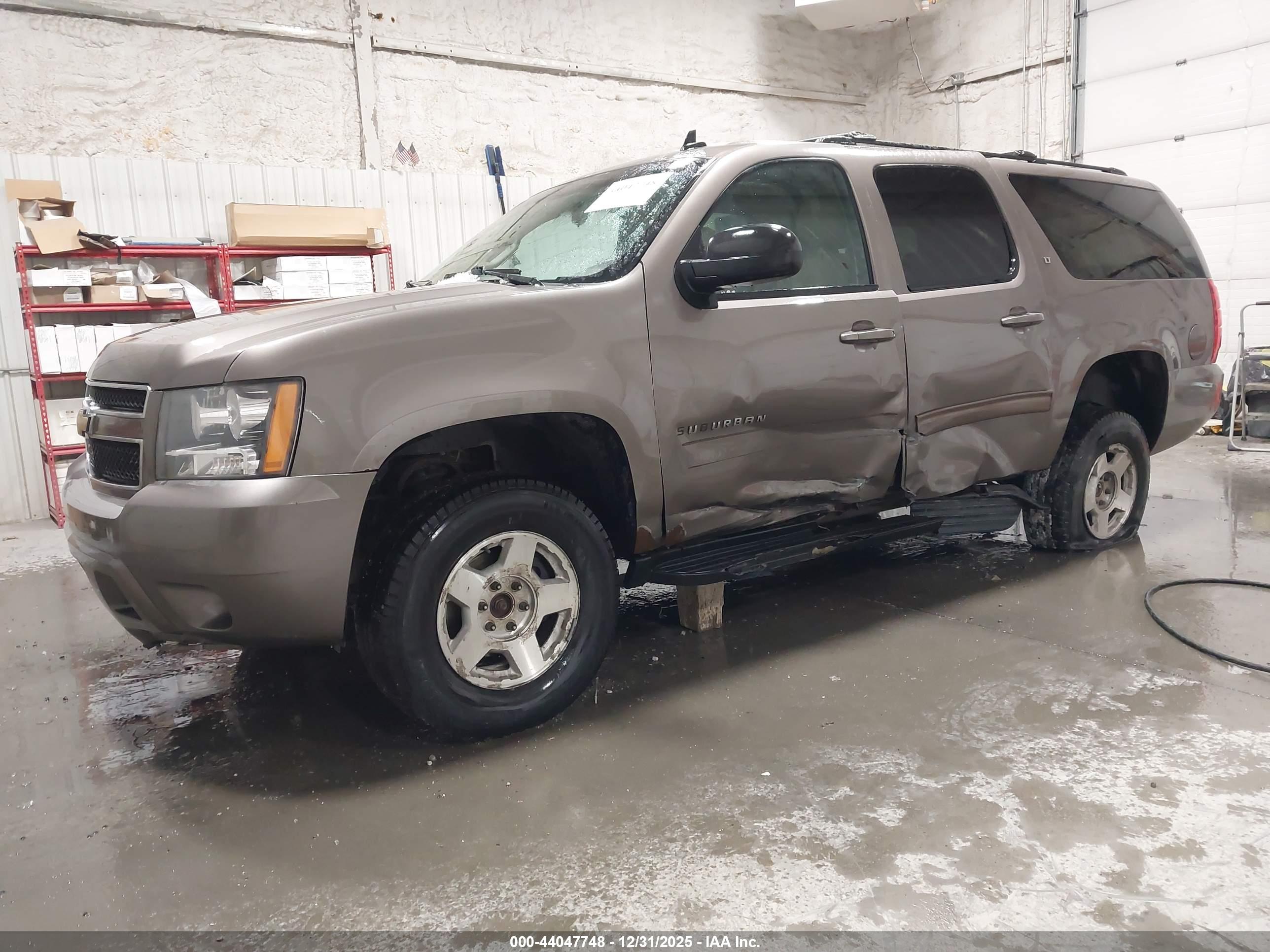 CHEVROLET SUBURBAN image 2