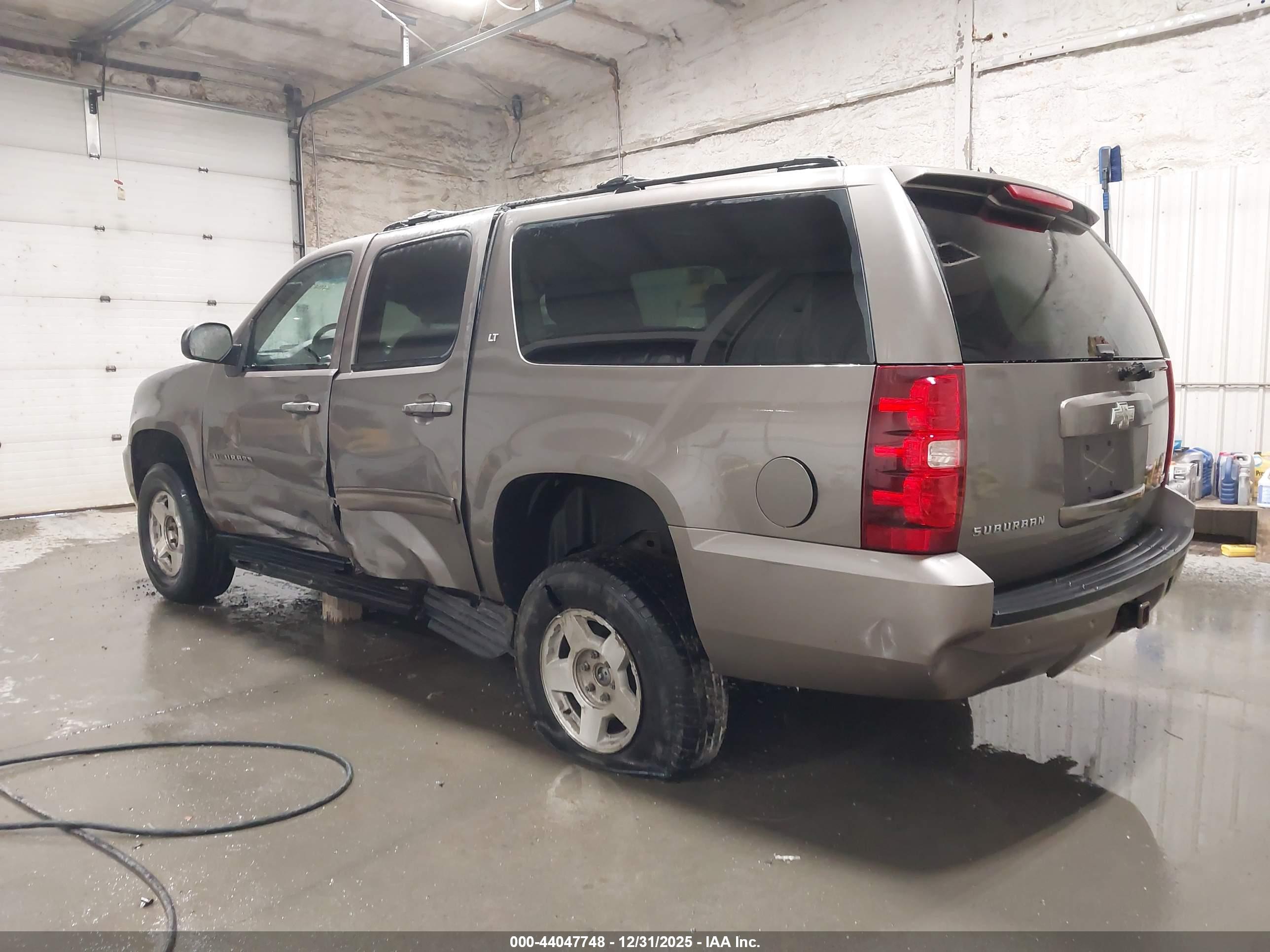 CHEVROLET SUBURBAN image 3