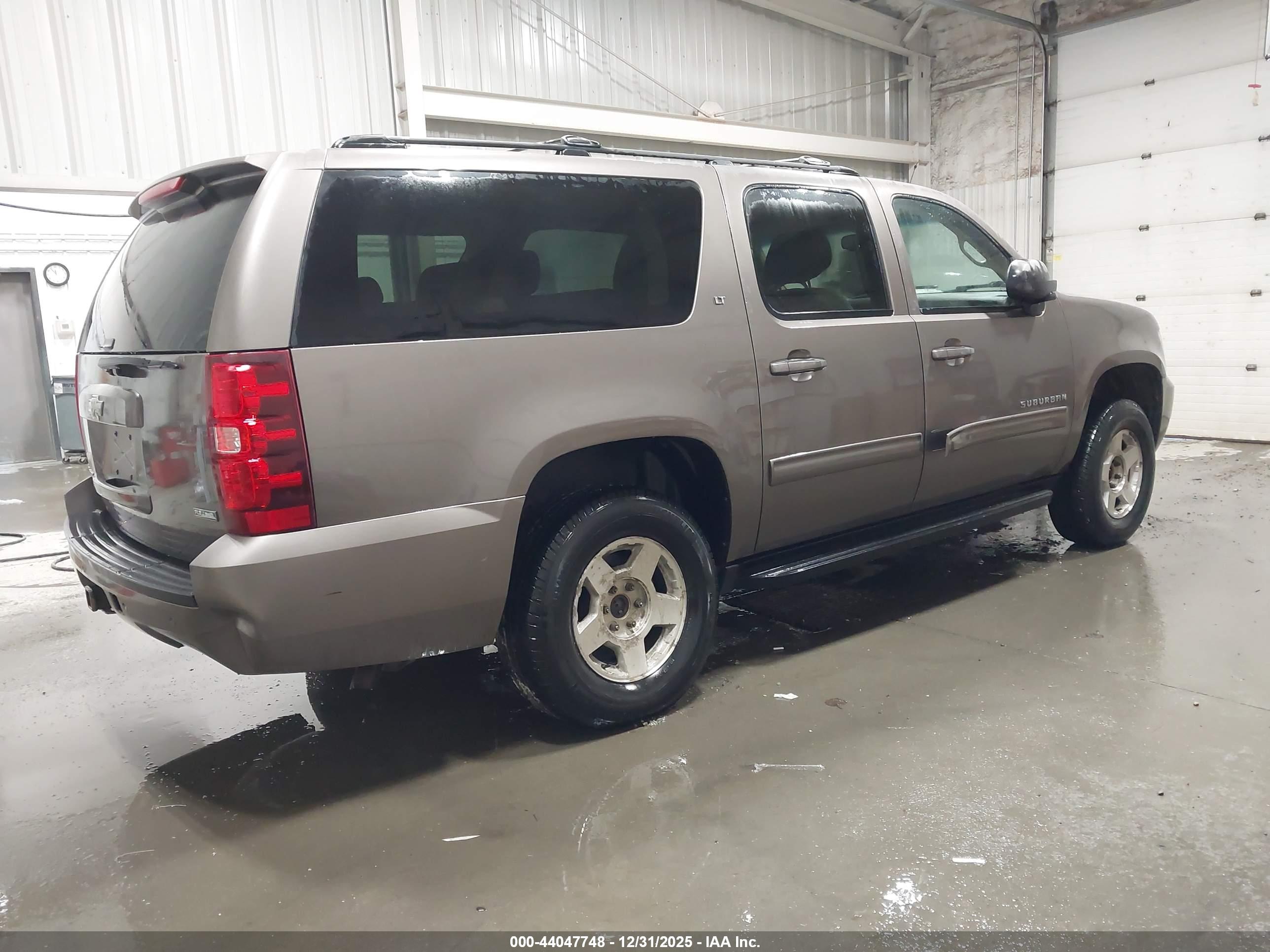 CHEVROLET SUBURBAN image 4