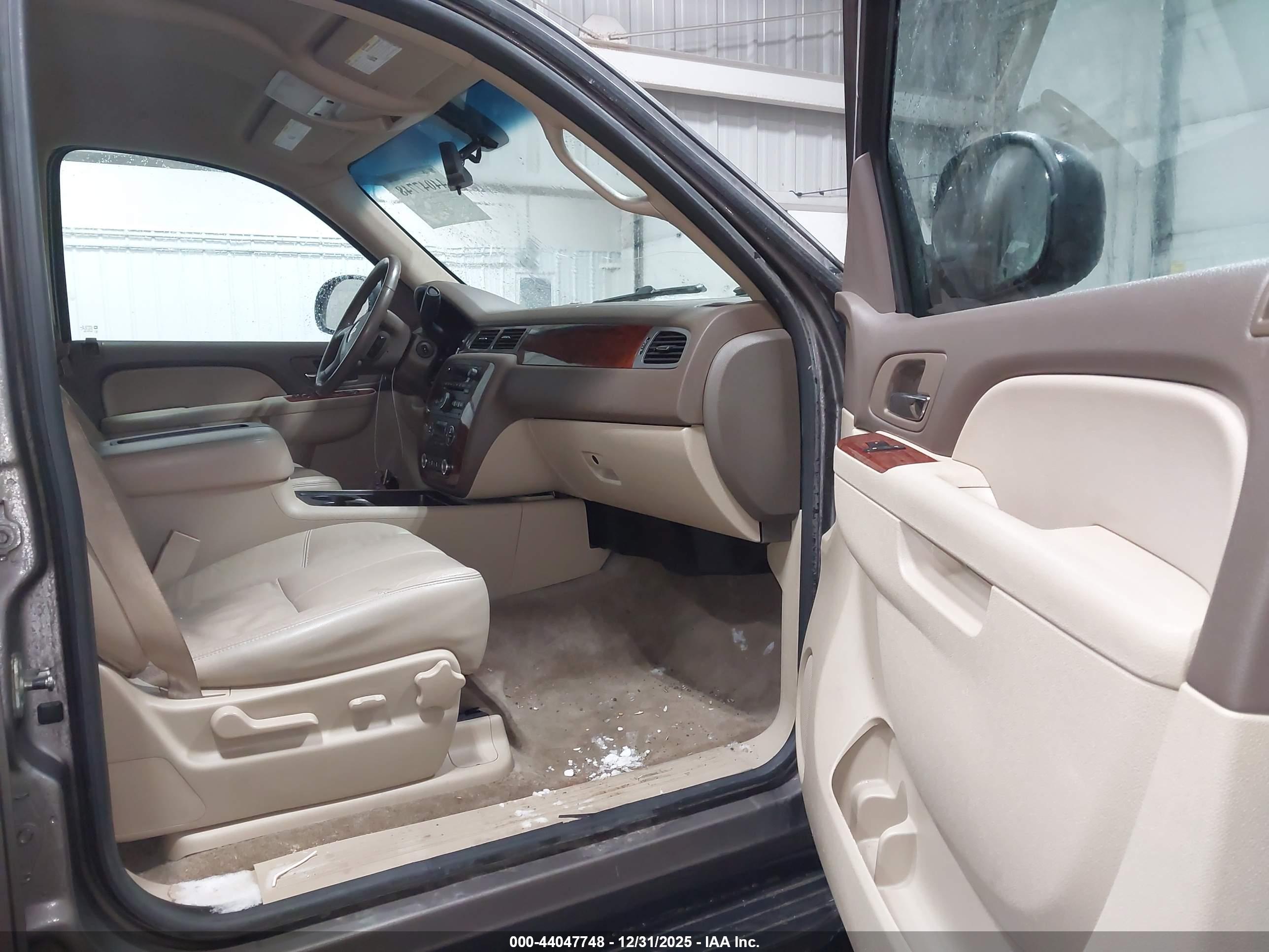 CHEVROLET SUBURBAN image 5