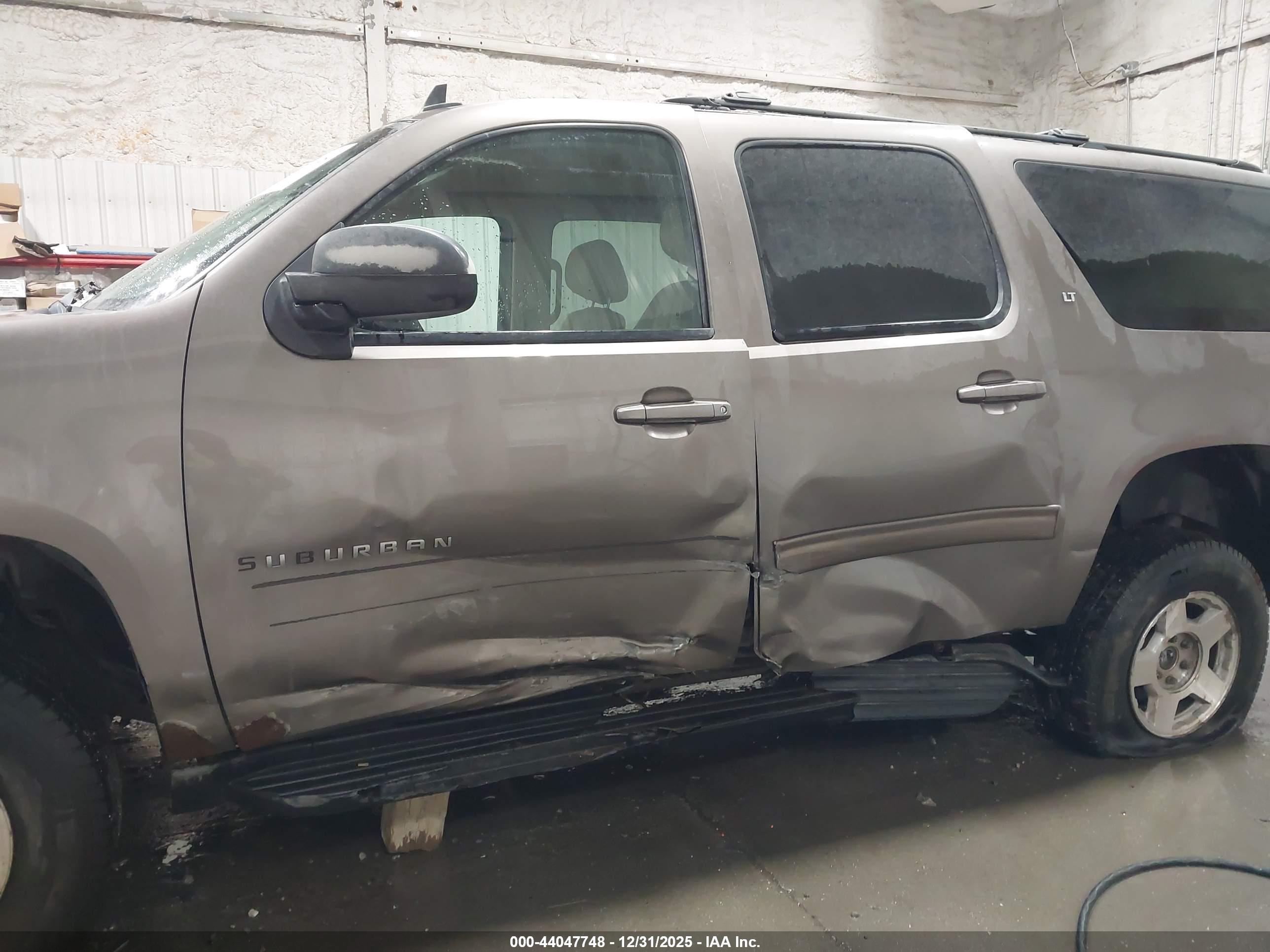 CHEVROLET SUBURBAN image 6