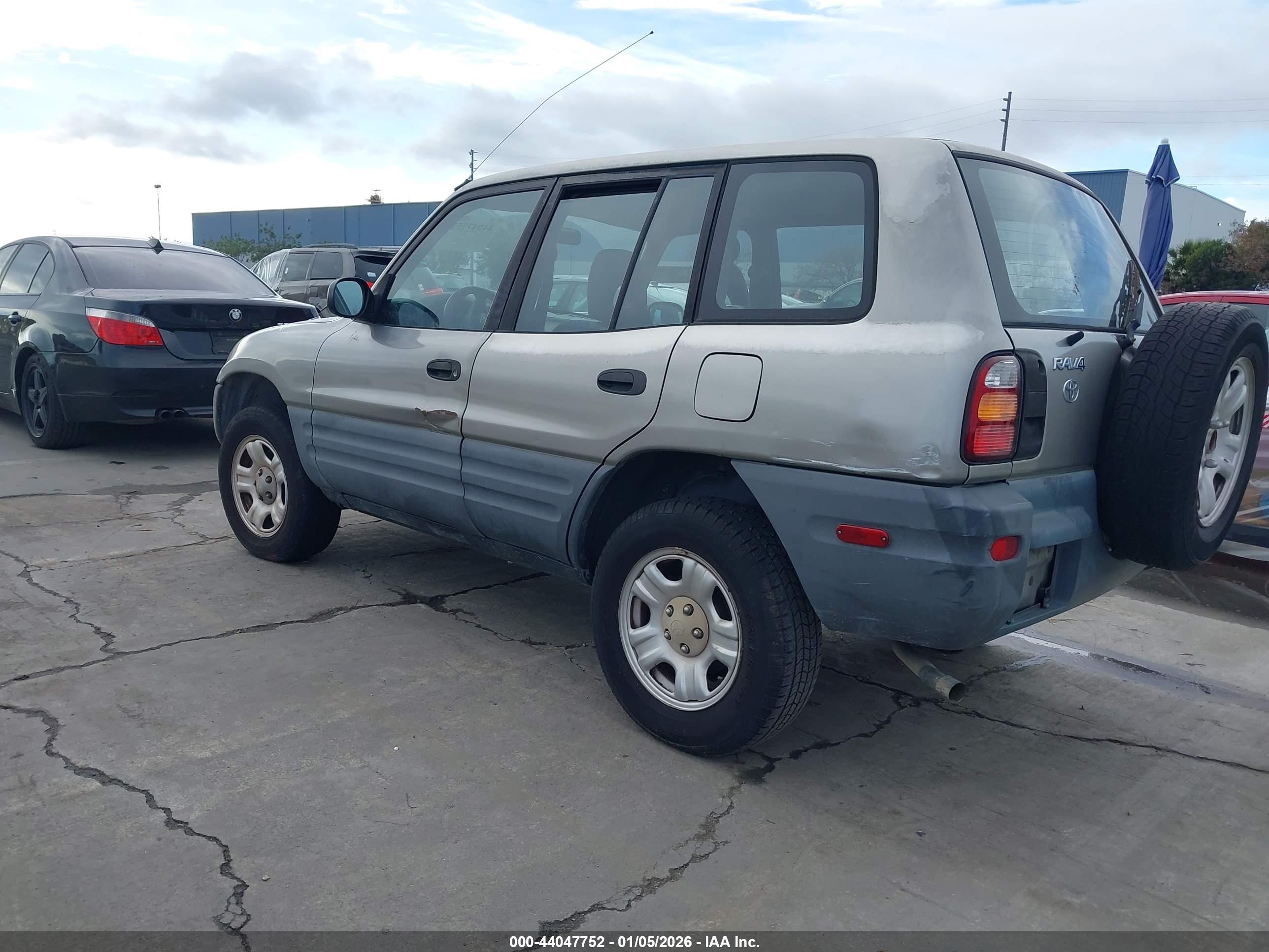 TOYOTA RAV4 image 3