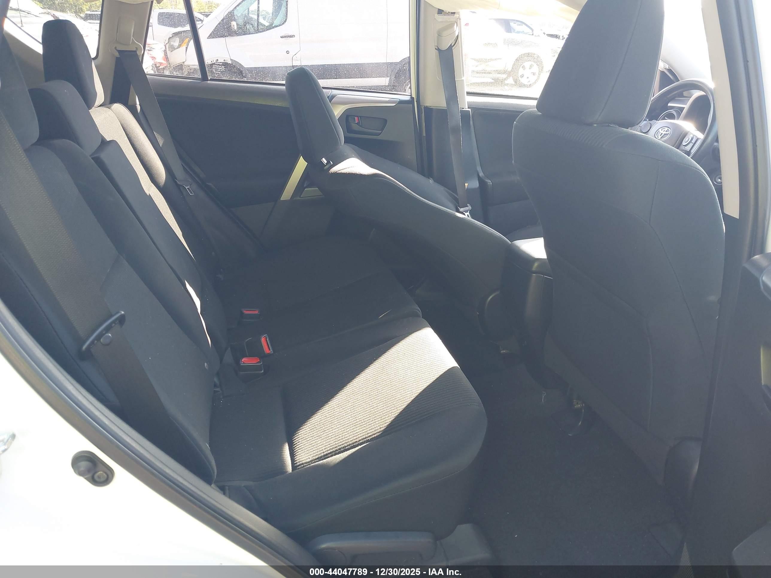 TOYOTA RAV4 image 8